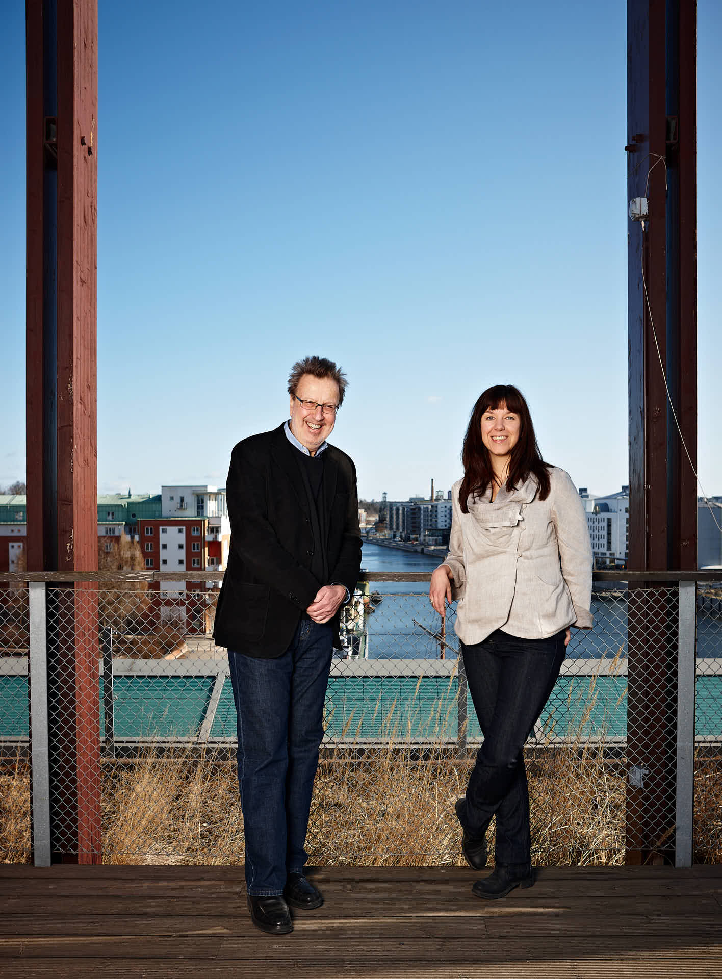 Byggkeramikrådet, Peder Alton och Sara Grön från White Arkitekter på takaltanen med utsikt över Hammarbykanalen i Stockholm. Foto av Martin Ekwall