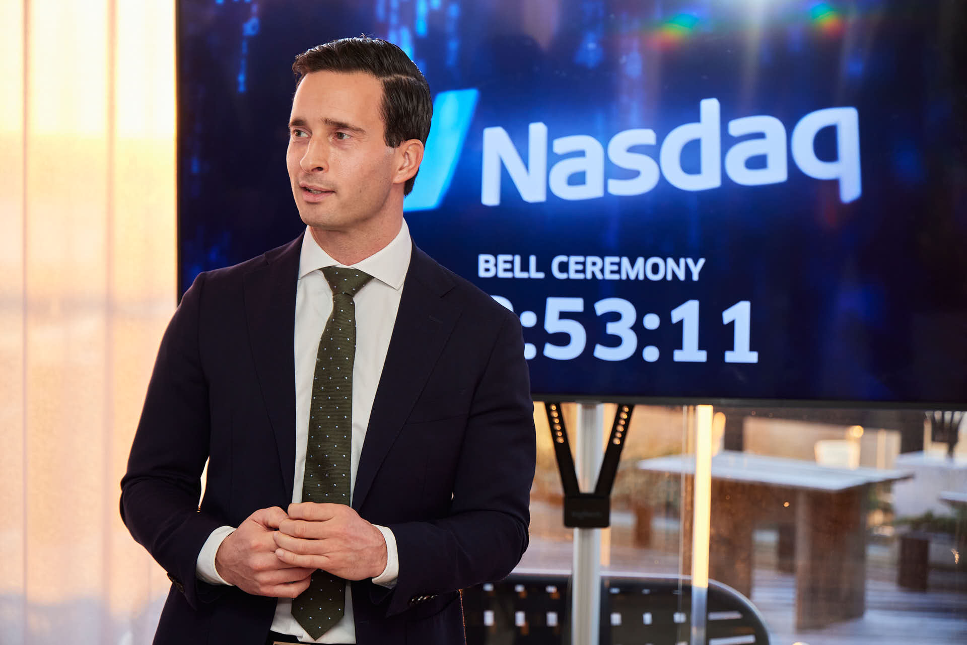 Johan Andrassy vd för Case håller tall innan Nasdaq Bell Ceremony. Foto av Martin Ekwall