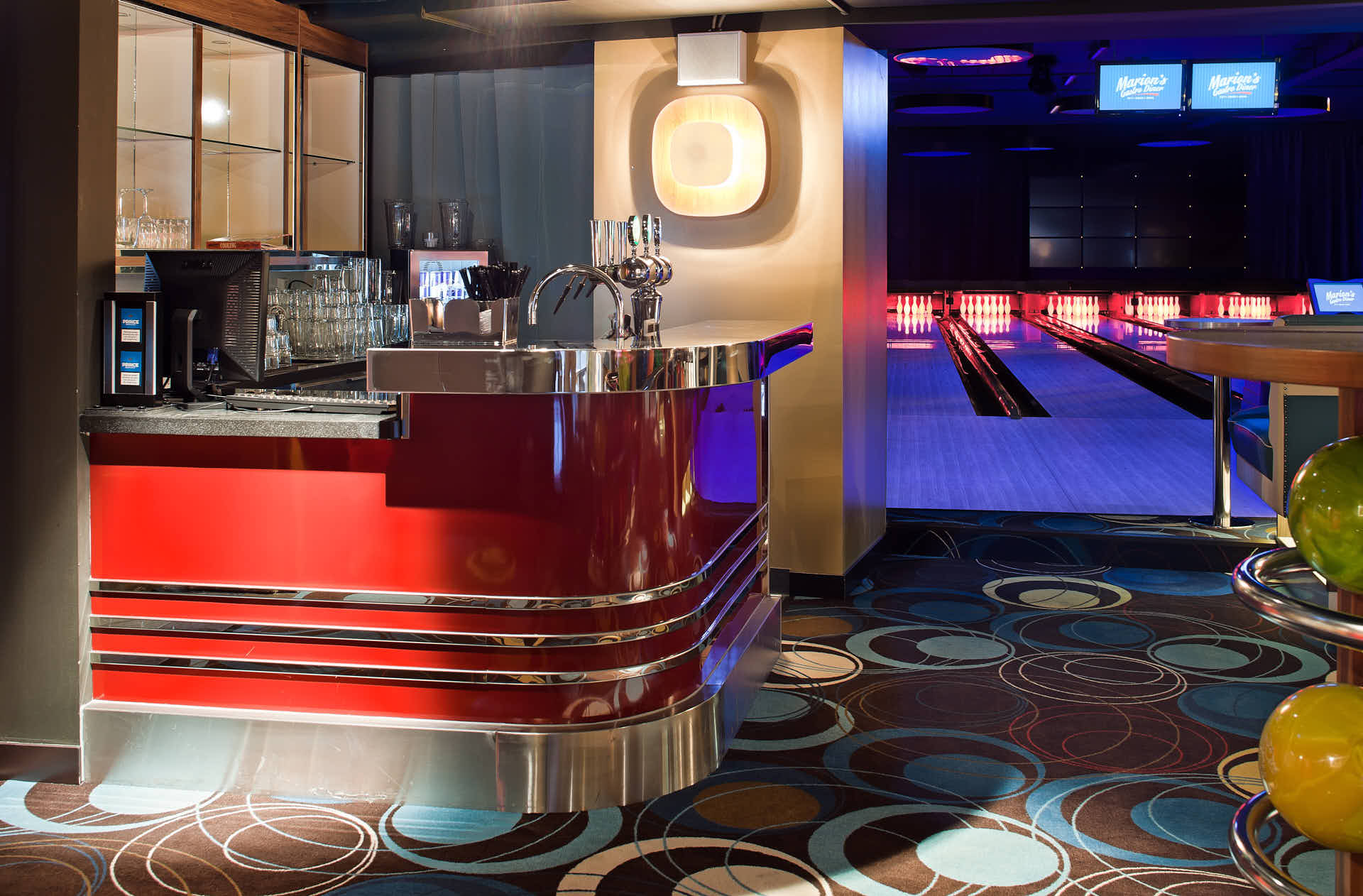 Co-Pilot, Marions Gastro, bar i retrostil vid bowlingbana i neonljus, Foto av Martin Ekwall