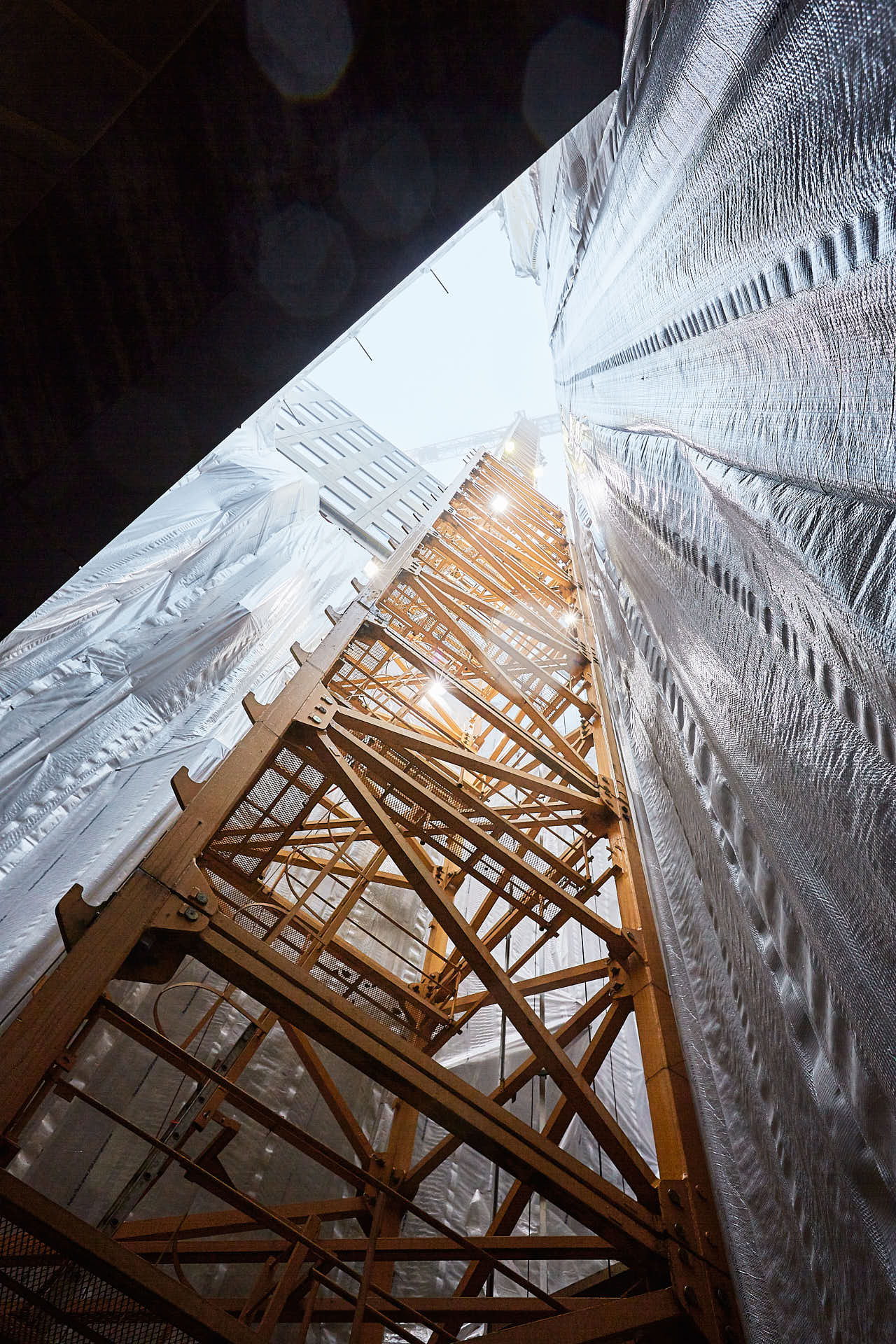 I SEB-husets atrium hus 3 syns byggkranen sticka upp i skyn, fotograferat nerifrån och upp. Foto Martin Ekwall.