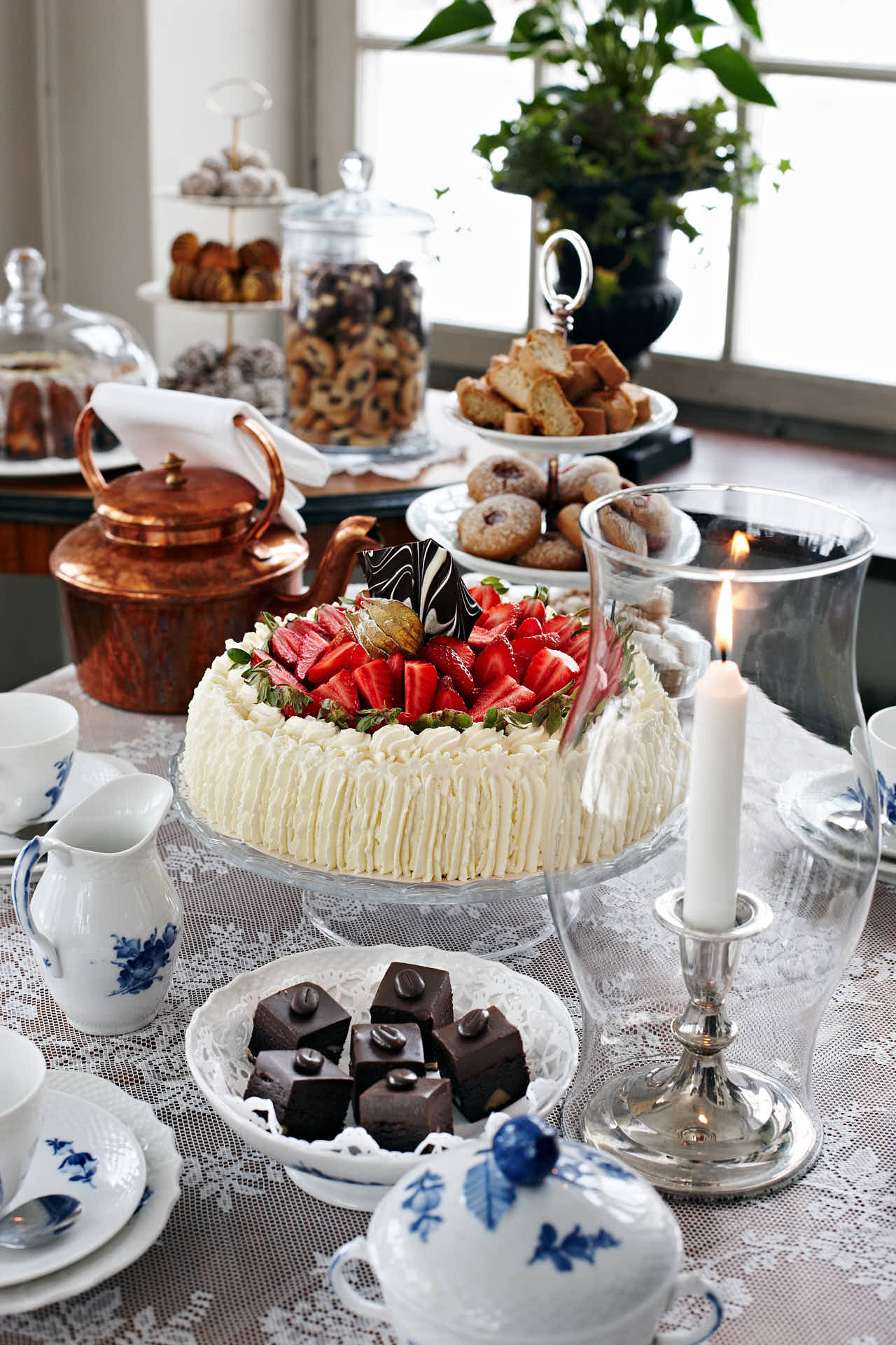 Afternoon tea i Gällöfsta Herrgård, uppdukat med bakelser. Foto Martin Ekwall