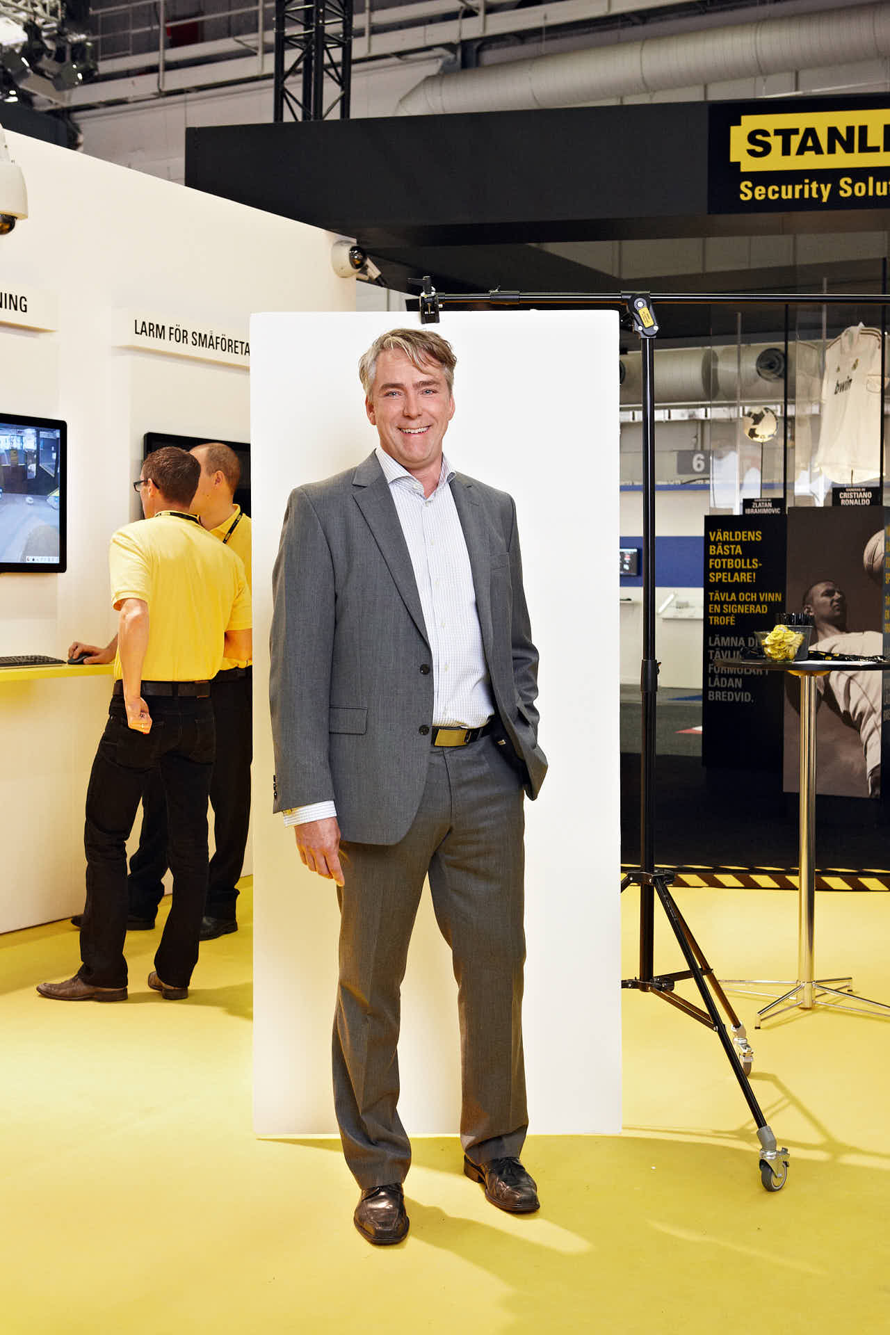 Håkan Hammarbäck från Stanley Security poserar vid vit bakgrund med företagsmiljö i bakgrunden efter UGL-utbildning på Gällöfsta Herrgård & Konferens. Foto Martin Ekwall