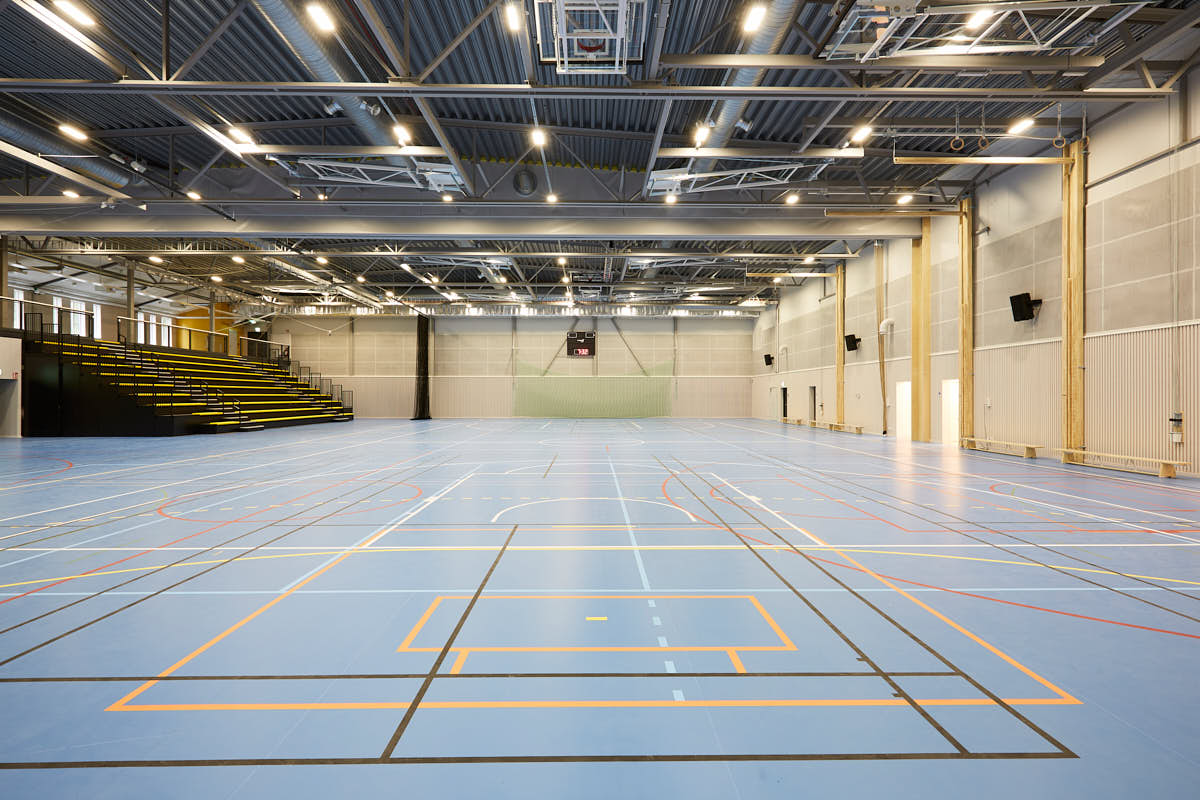 Ekebyhovs sporthall på Ekerö: Sporthallen designad för att spela olika sporter. Byggd av In3prenör, ritad av Comarc Arkitekter. Foto Martin Ekwall.