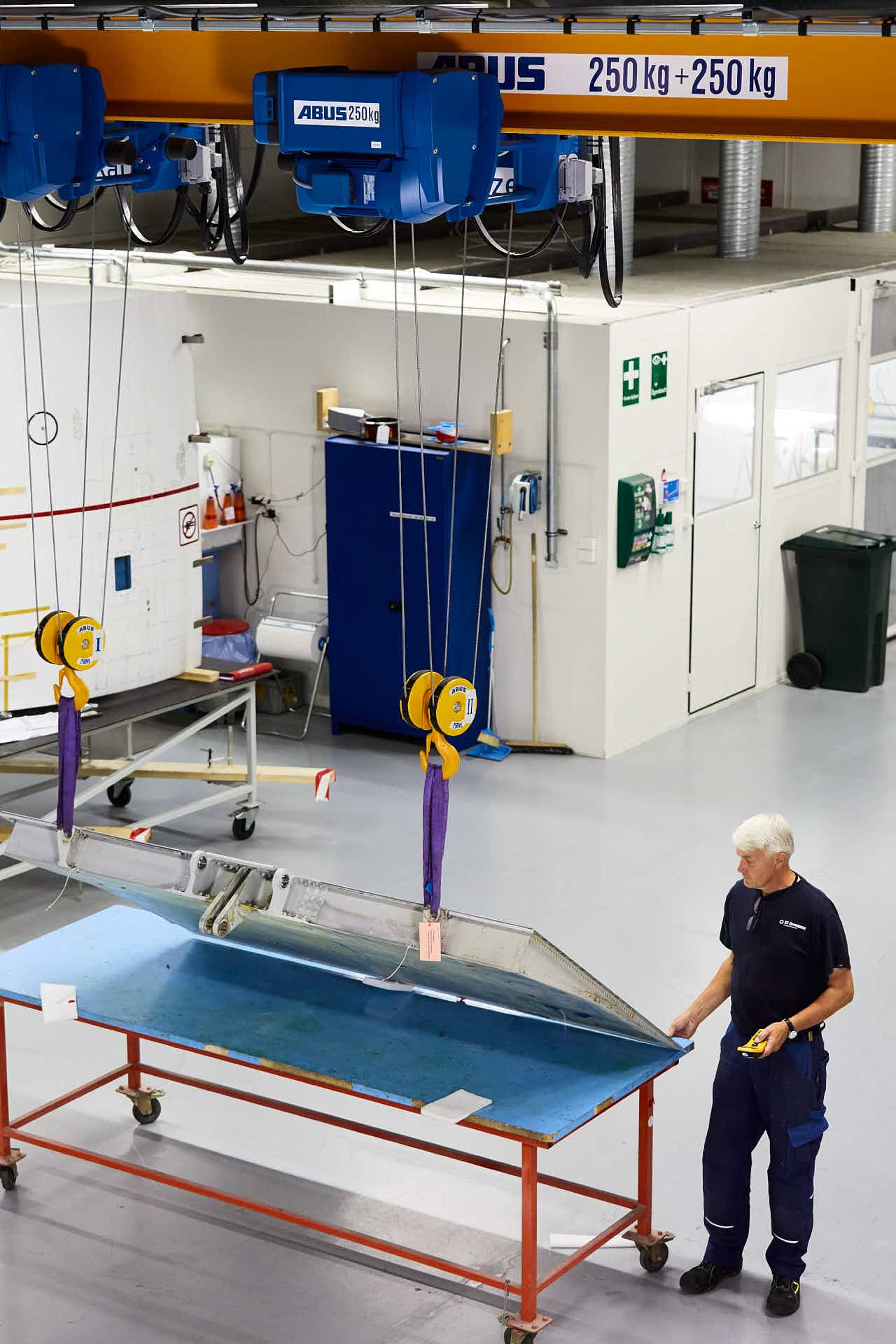 Kundcase för JJ-Gruppen tidningen ABUS Lyftet hos ST Engineering Aerospace där Anders Jansson använder en ABUS-travers för att lyfta och positionera en flygplansvinge för service. Foto Martin Ekwall.