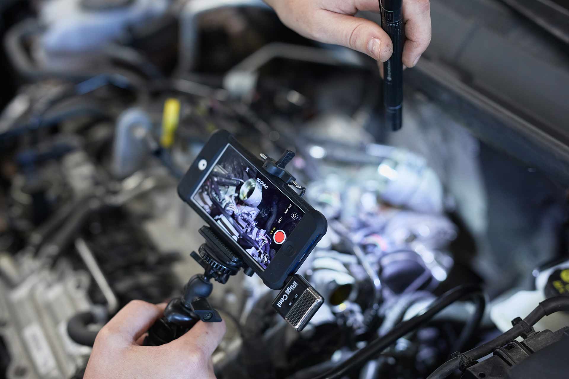 Personal hos Olofsson Bil dokumenterar motorrum med mobilkamera inför service och informera kunderna med bilder om skicket. Foto Martin Ekwall.