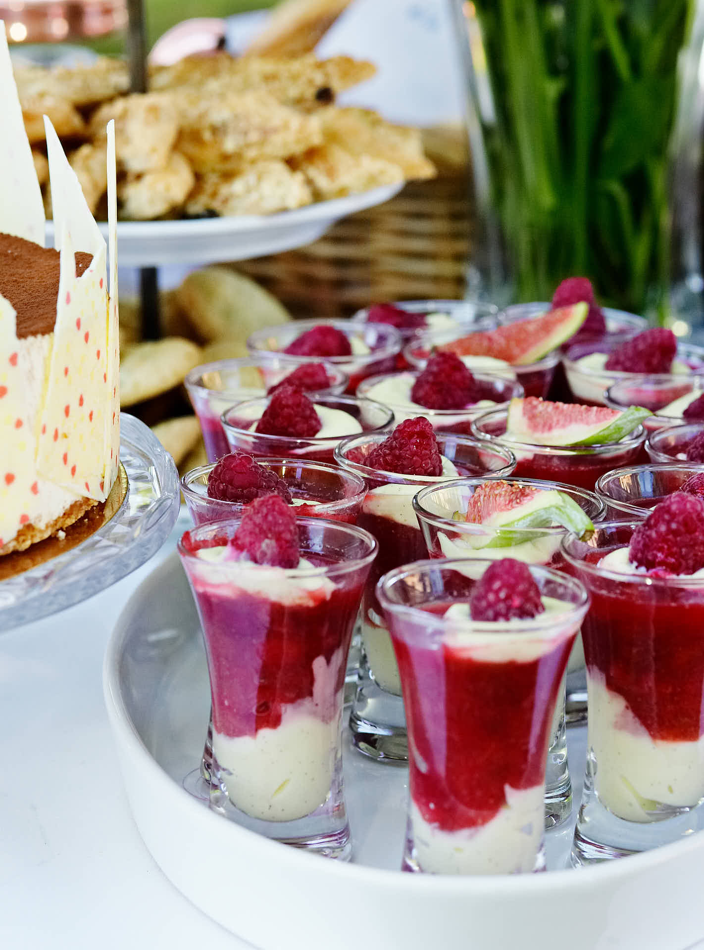 Såstaholm konferens, afternoon tea under lindträn, dessert i glas uppdukade utomhus. Foto Martin Ekwall