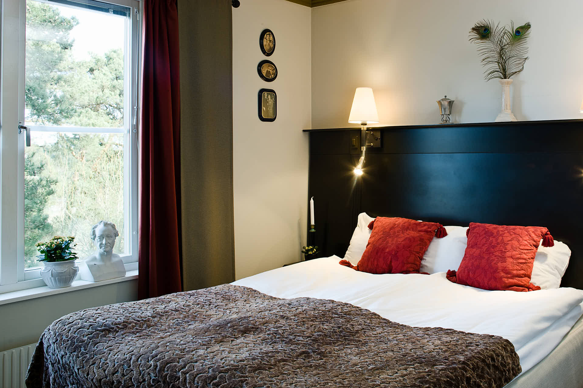Såstaholm hotelrum med dubbbelsäng vid fönster. Foto Martin Ekwall