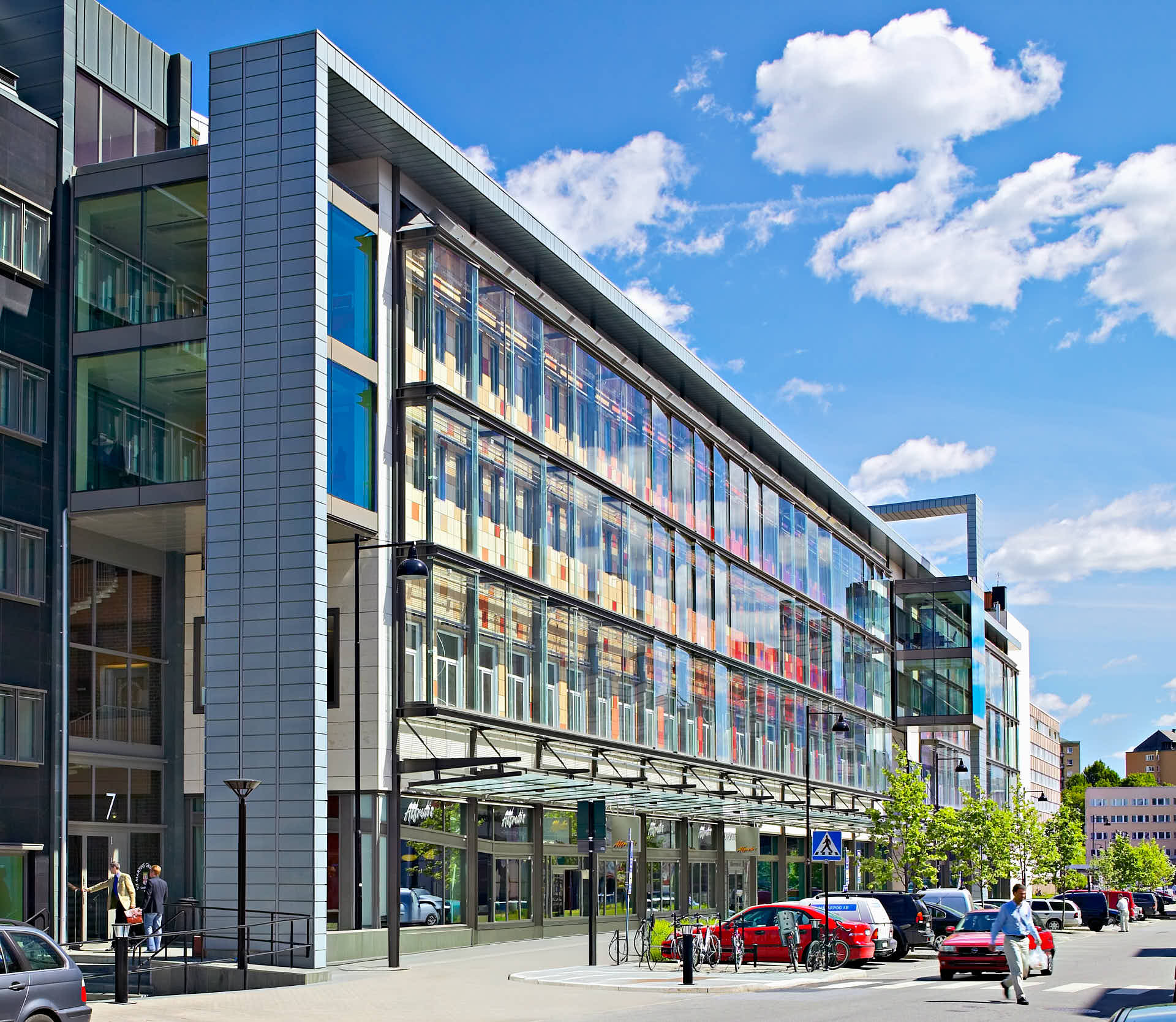 Fasaden i fastigheten Smeden, Solna Business Park. Glaspartier i regnbågens färger. Foto av Martin Ekwall.