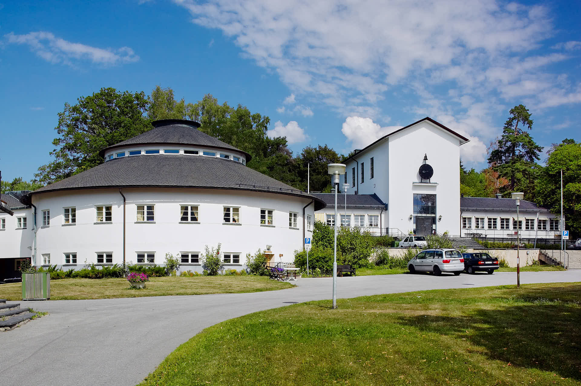 Stena Fastigheter, Blackebergs gård, rund huskropp i Ängby Park, foto av Martin Ekwall
