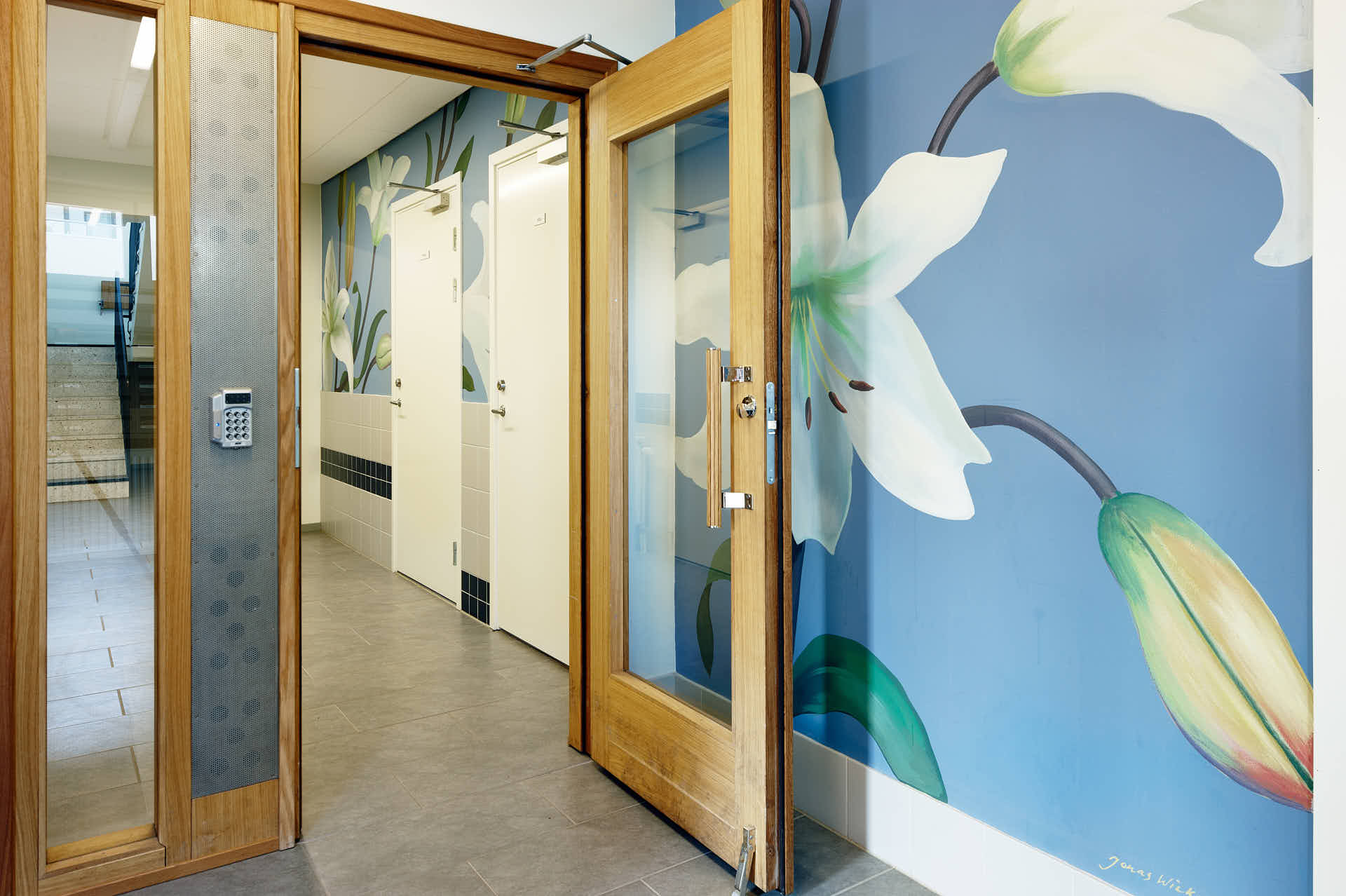 Stena Fastigheter, blå muralmålning i entré av Jonas Wickman, Sickla Sjö, foto av Martin Ekwall