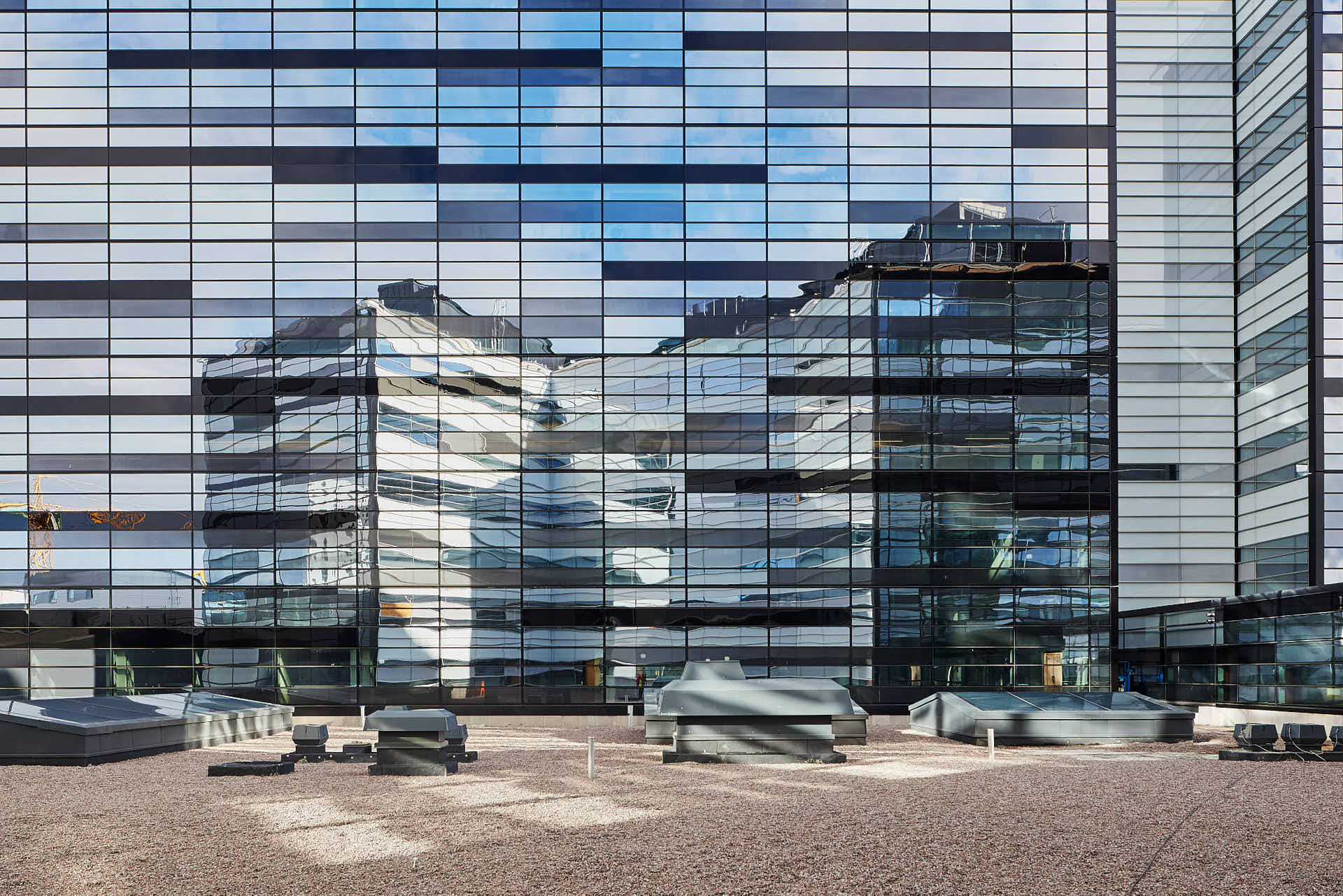 På taket till MOSet speglas hus5 i Teliahuset, Solna. Foto Martin Ekwall