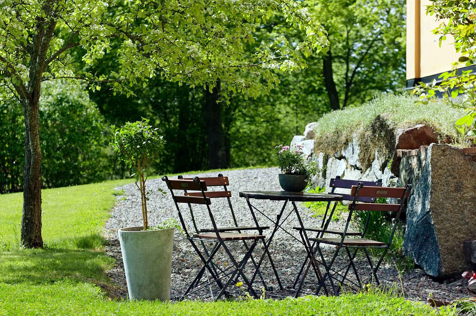 Thoresta Herrgård. Baksidan med utemöbler i grönska. .Foto Martin Ekwall