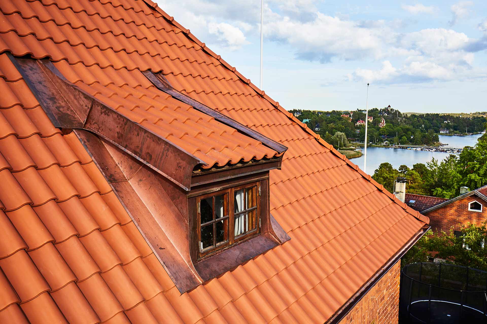 Enkupigt lertegeltak med takkupa och kopparbeslag på villa i Saltsjöbaden utfört av Villatakspecialisten. Foto Martin Ekwall.