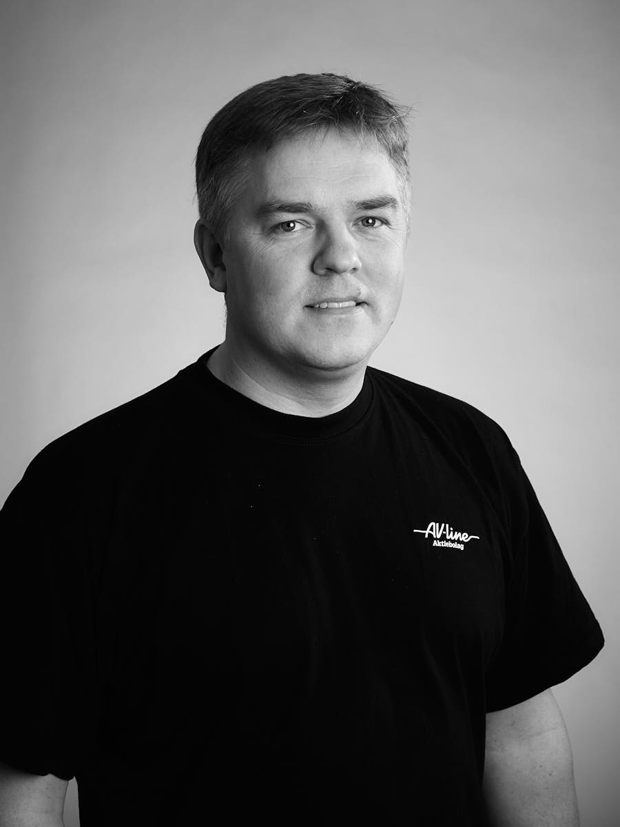 AV-Line porträtt av medarbetare i svart t-shirt mot grå bakgrund