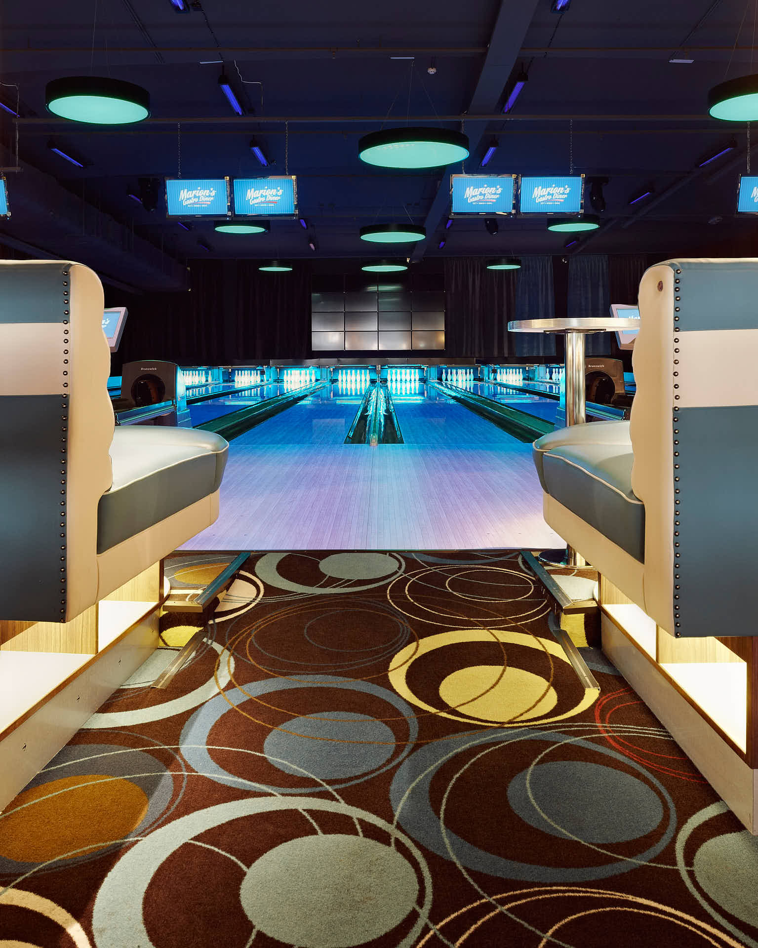 Bowlingbanor med retroinspirerade sittplatser i Marions Gastro, belysta i blått och lila. Projektledning av Co-Pilot. Foto av Martin Ekwall.