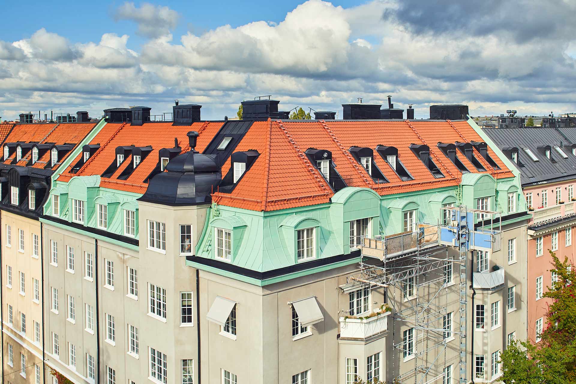 Takrenovering av fastighetet på Karlavägen utförd av DM TAK. Byte av enkupigt lertegel och plåtdetaljer. Foto Martin Ekwall