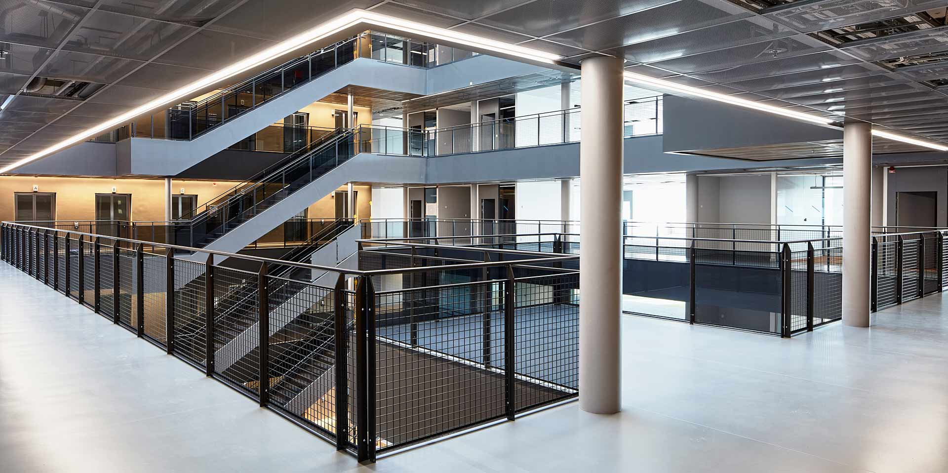 Utsikt från tredje våningen över Tele2-husets ljusgård med öppna plan och transparanta räcken, projektlett av In3prenör. Foto Martin Ekwall.