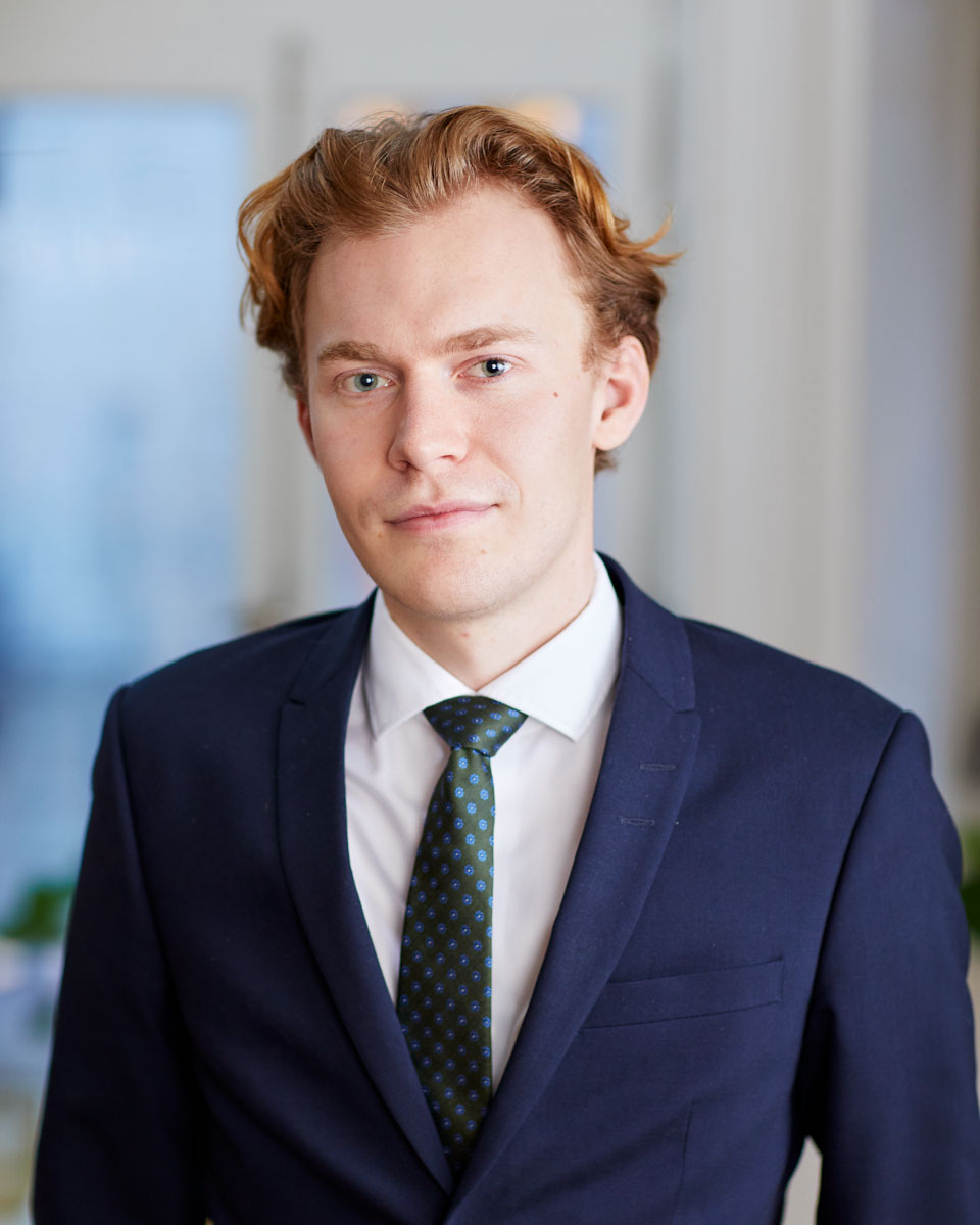 Investeringsbolag, porträtt av ung man i kvaj och grön slips i Stockholm, foto Martin Ekwall.