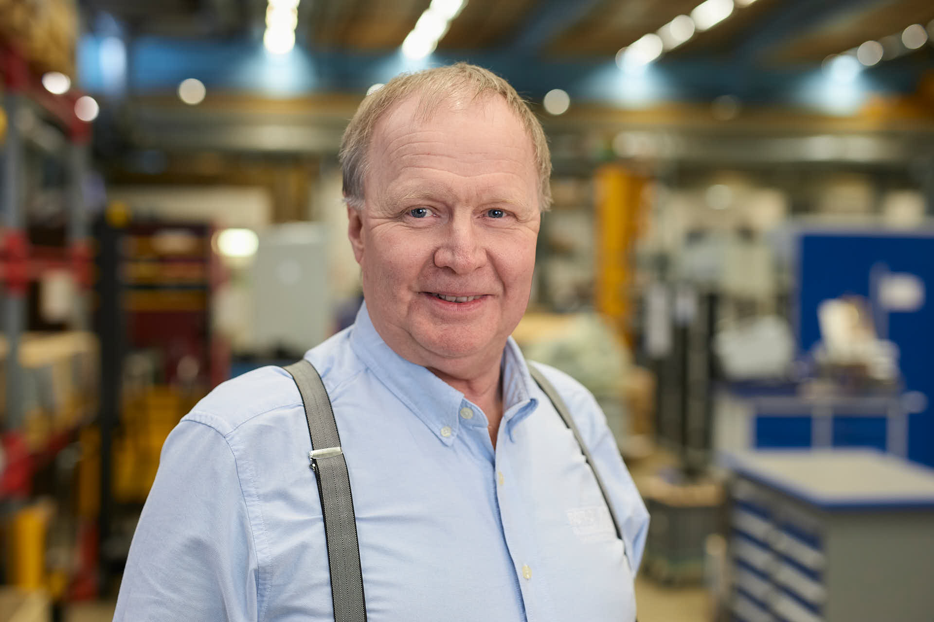 Kundcase för JJ-Gruppen tidningen ABUS Lyftet hos Rörick: Micke poserar i verkstadsmiljö, ledande inom servomotorreparationer. Foto Martin Ekwall.