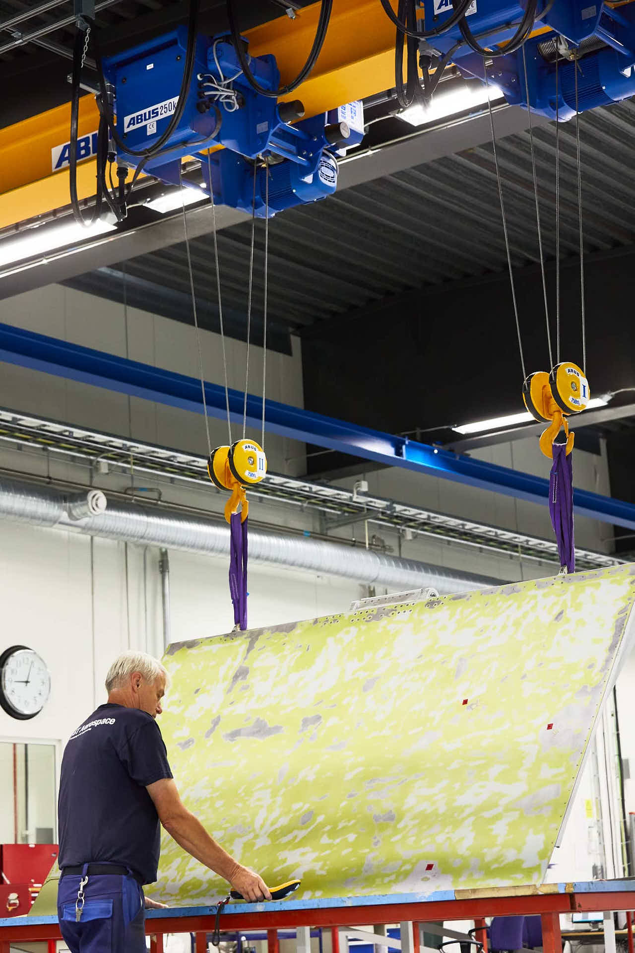 Kundcase för JJ-Gruppen tidningen ABUS Lyftet hos ST Engineering Aerospace där Anders Jansson positionerar en flygplansvinge med hjälp av en ABUS-travers inför reparation. Foto Martin Ekwall.