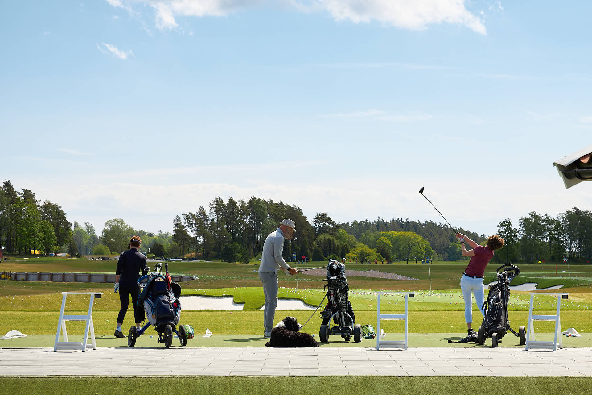 Österåkers golfklubb, vid driving range:n i soligt väder. Foto Martin Ekwall