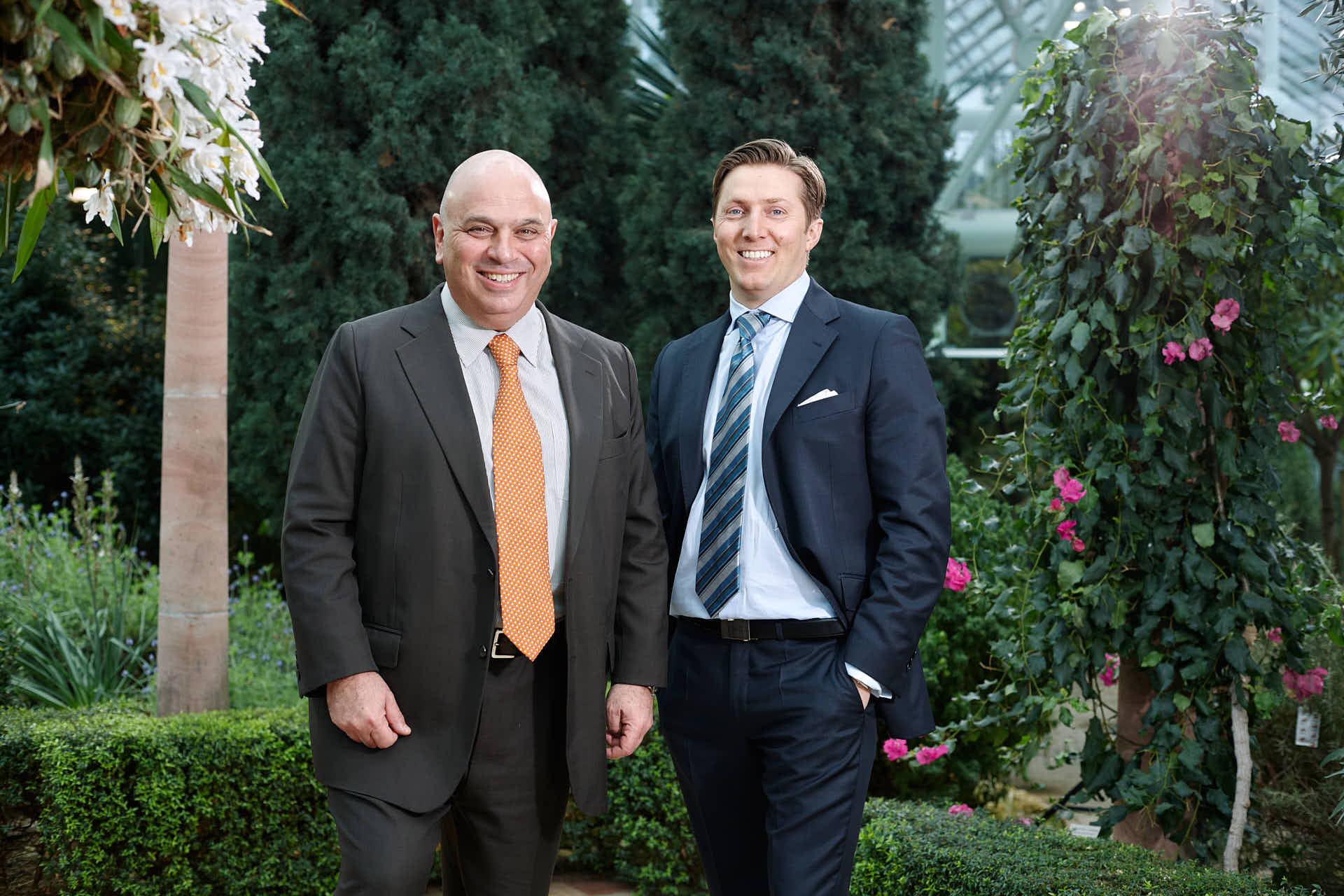 Reklam och pressbild av tidigare ledning i 3L Systems, Jan Fridman och Fredrik Reuben leendes. Blommor och träd i bakgrunden. Fotograferat av Martin Ekwall.Ekwall
