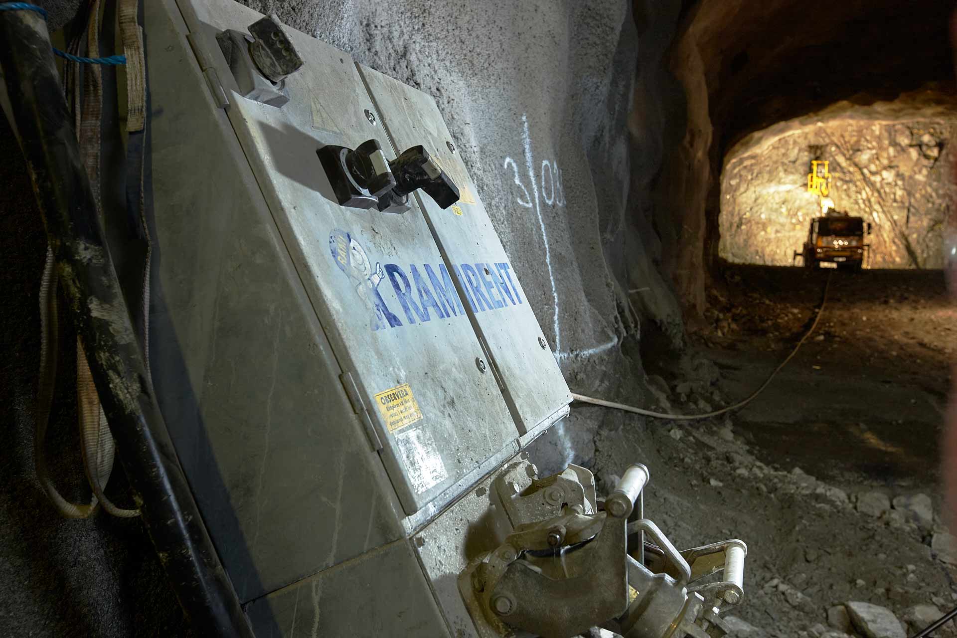 Ramirents elverk/elfördelning för strömförsörjning i tunnelbygge vid Norra Länken, med utrustning i förgrunden och arbete längre in i tunneln. Foto Martin Ekwall.