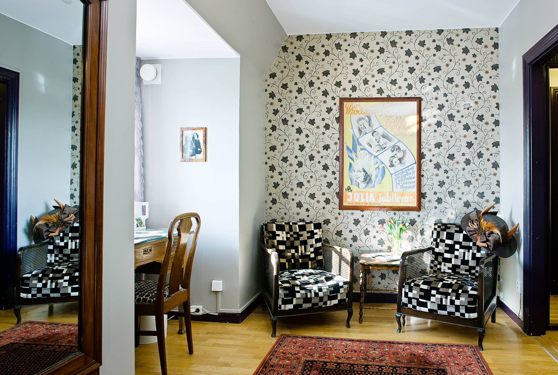 Såstaholm hotelrum med skrivbord och fåtöljer vid fönster. Foto Martin Ekwall
