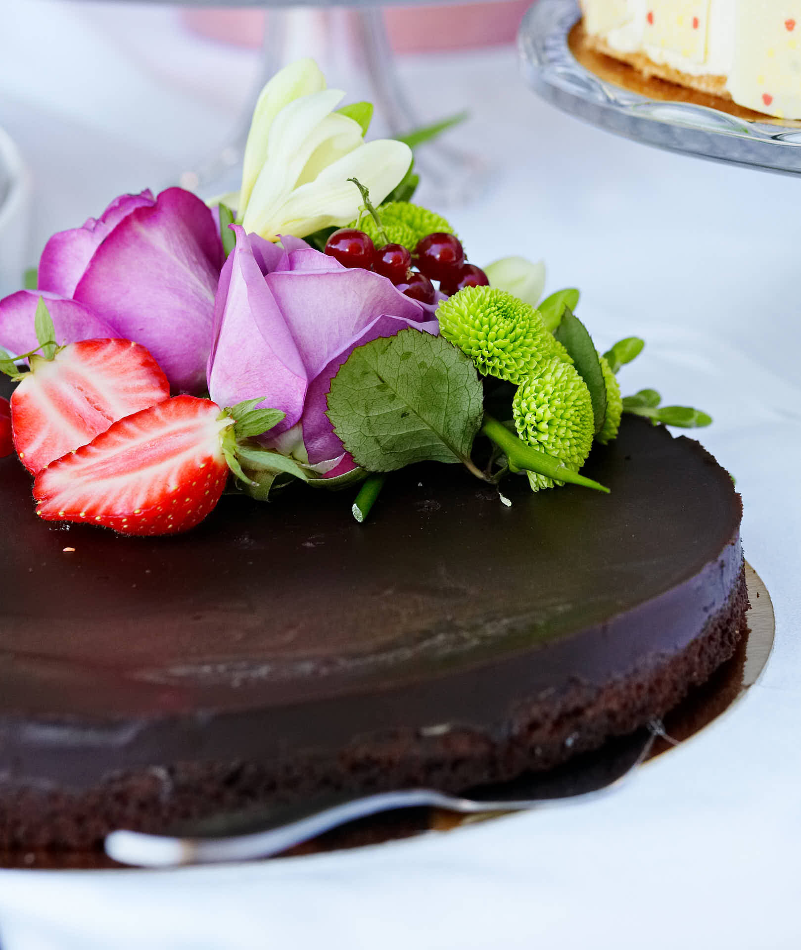 Såstaholm konferens, afternoon tea under lindträn, dekorerad chokladtårta utomhus. Foto Martin Ekwall