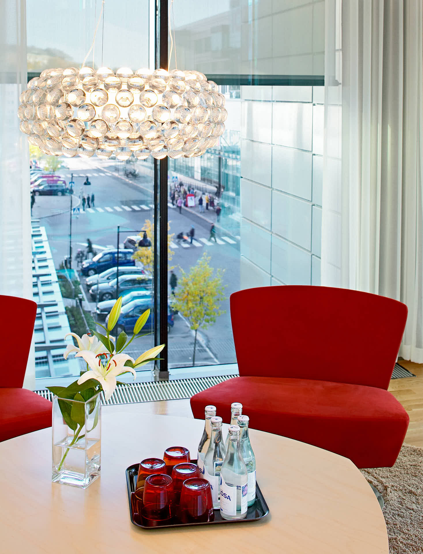 Modernt arbetsrum i burspråk med fåtöljer i Solna Business Centre, foto av Martin Ekwall