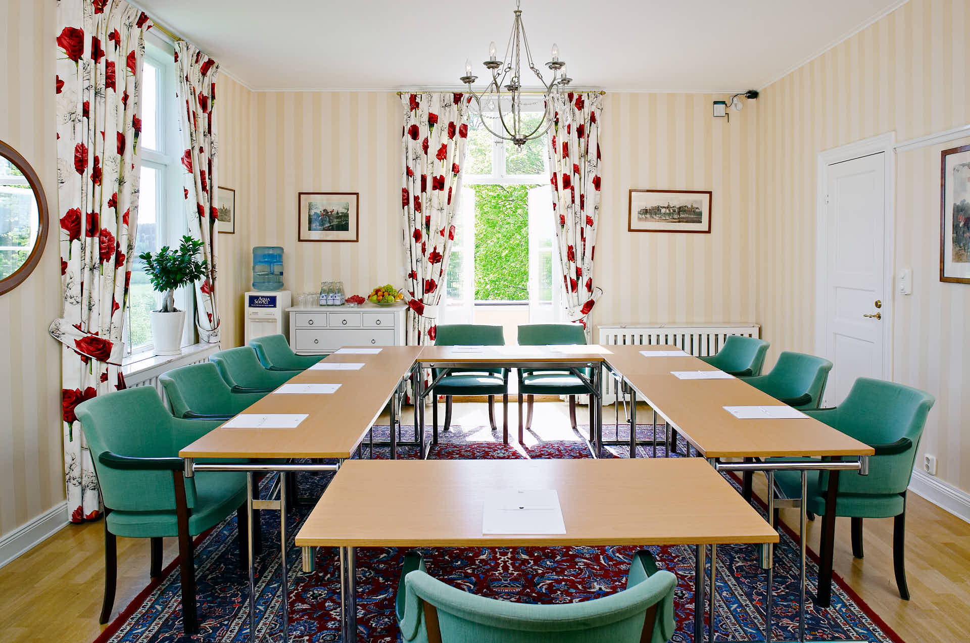 Thoresta Herrgård. Lantligt konferensrum i solljus, sommartid. .Foto Martin Ekwall