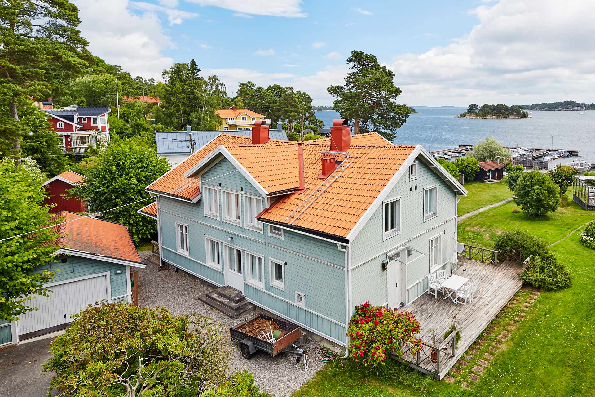 Villa på Dalarö med lertegeltak och havsutsikt i skärgårdsmiljö. Taket lagt av Villatakspecialisten. Foto Martin Ekwall.