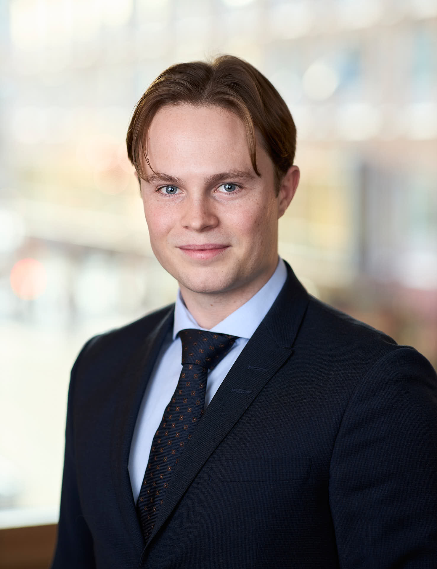 Porträtt av George Svensson vid fönster hos Case Kapitalförvaltning i Stockholm. Foto av Martin Ekwall.