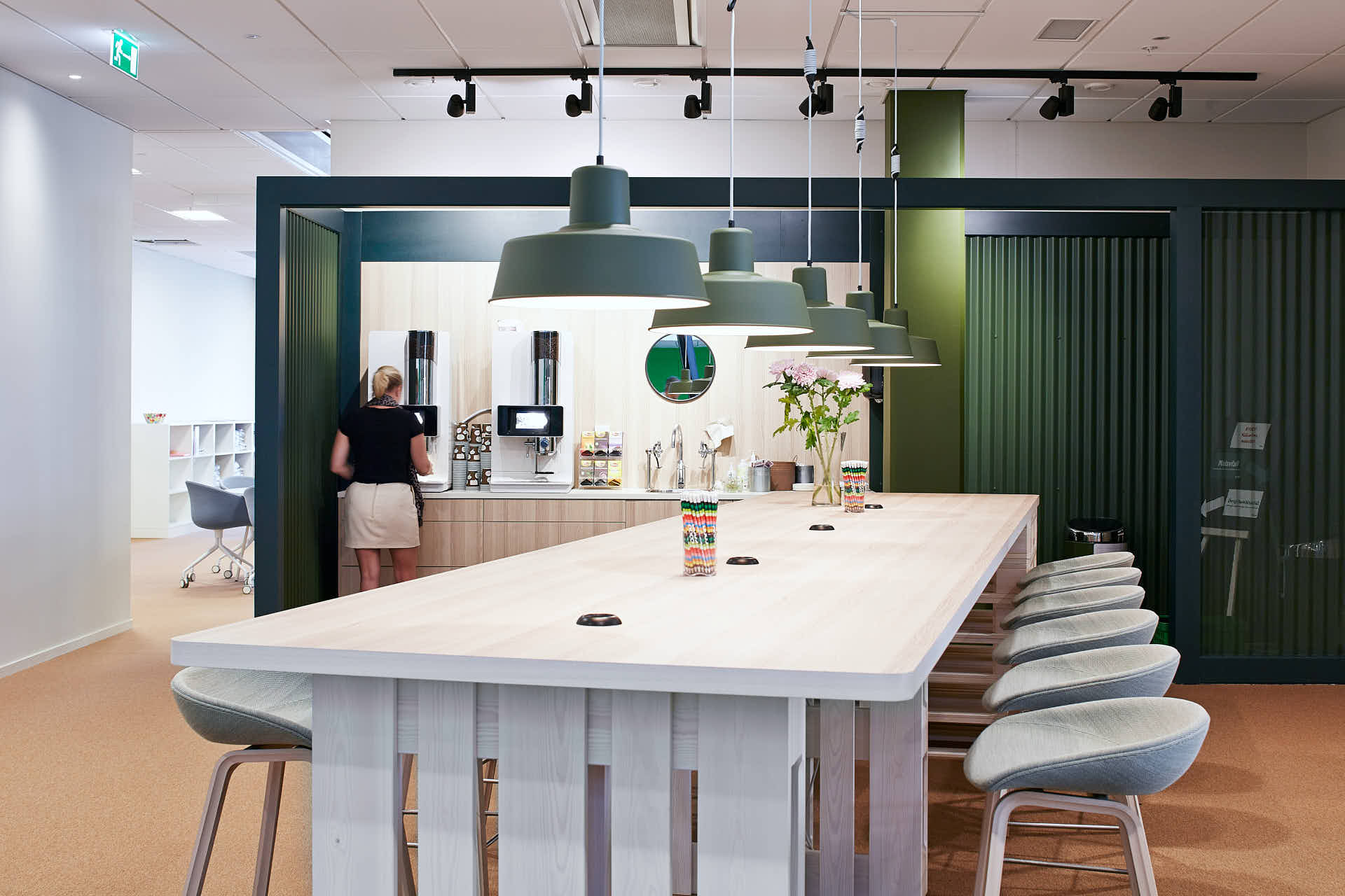 Coop huvudkontor, Co-Pilot totalrenovering. Plan 1, långbord framför pentry, foto av Martin Ekwall