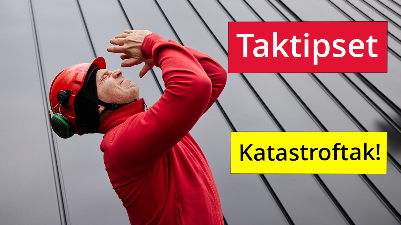 YouTube-tumnagel “Taktipset”: VD David Frykman i hjälm reagerar på takproblem, text “Katastroftak!”. Foto Martin Ekwall.