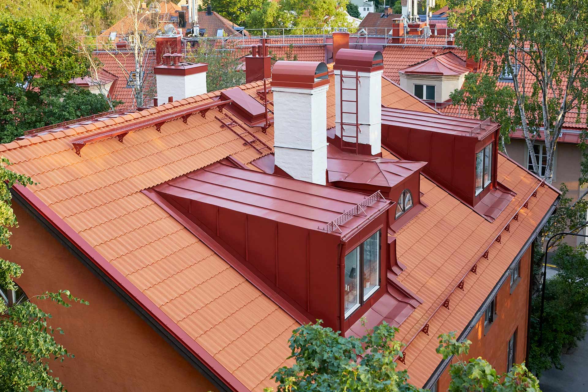 Renoverat tak med lertegel och plåtklädda takkupor,. garnering kring skorstenar, Västerledstorget 4, Bromma.