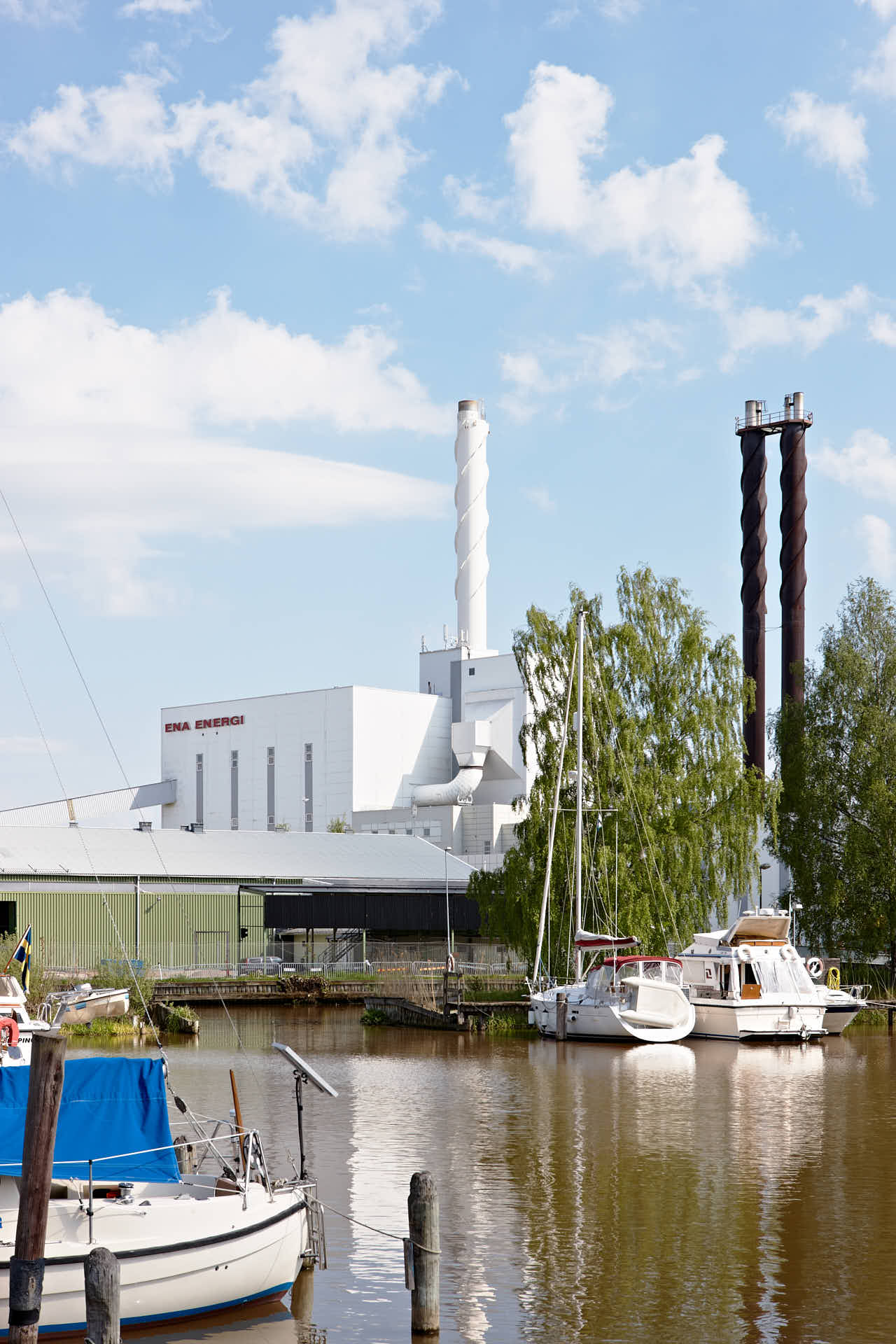 Exteriör av Ena Energis värmeverk i Enköping som levererar fjärrvärme och el från nästan 100% biobränsle. Foto av Martin Ekwall.