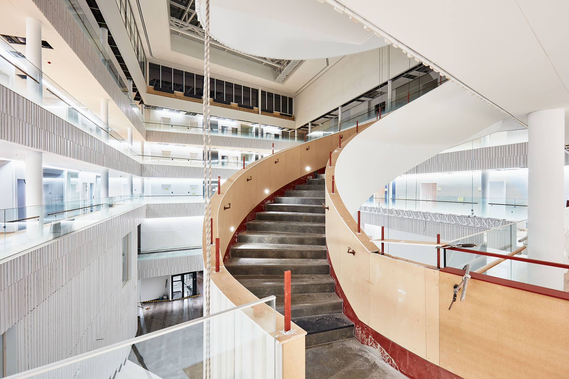 SEB-huset med Fabege som gyresvärd. Det vitmålade atrium är i det närmaste klart, spiraltrappan i förgrunden får sina räcken monterade. Foto Martin Ekwall