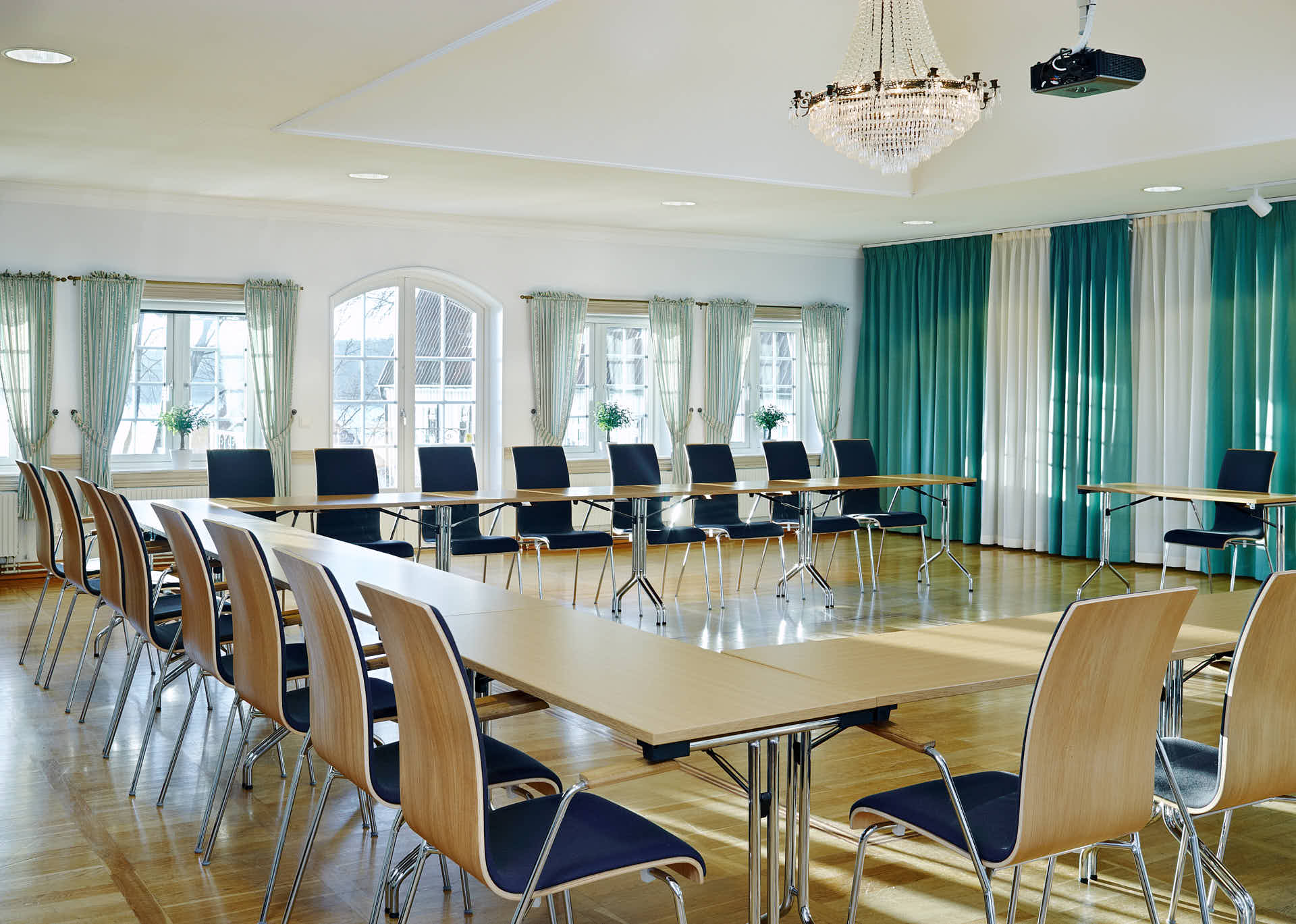 Friibergs konferensrum, ljust och luftigt, solljus flödar in. Foto Martin Ekwall.