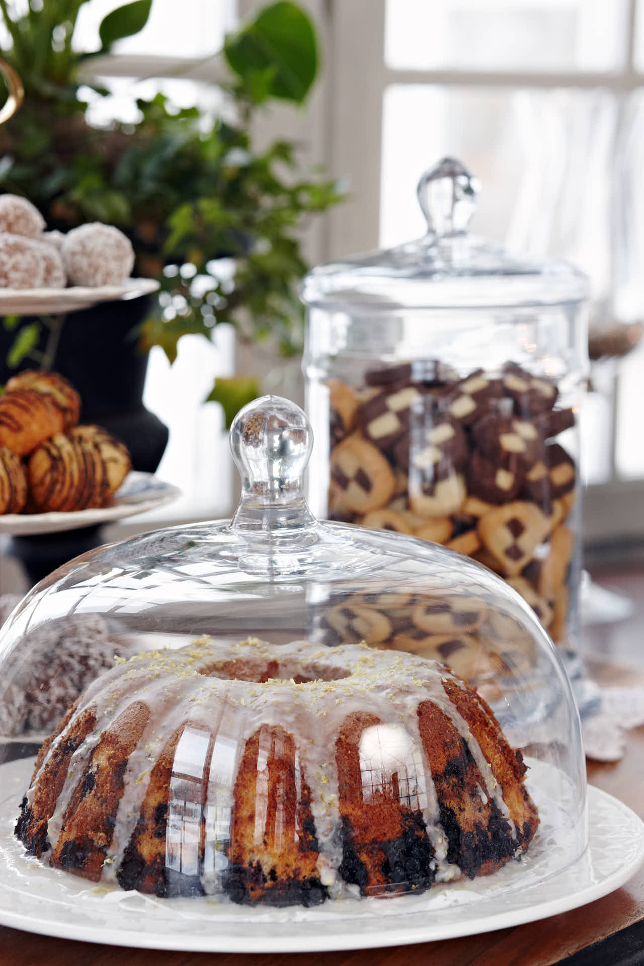 Afternoon tea i Gällöfsta Herrgård, kakor i en buffé.. Foto Martin Ekwall