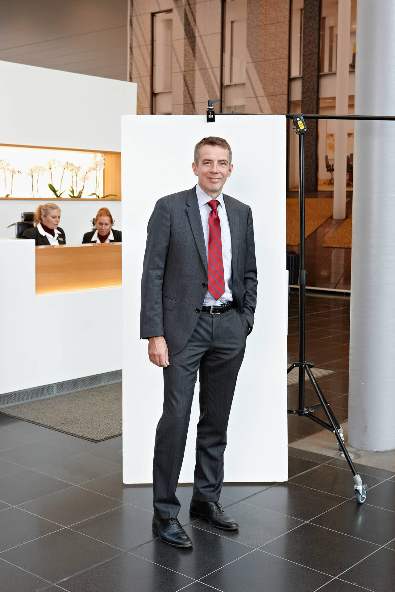 Mikael Widercrantz från Nordea vid vit bakgrund med reception i bakgrunden efter UGL-utbildning på Gällöfsta Herrgård & Konferens. Foto Martin Ekwall.