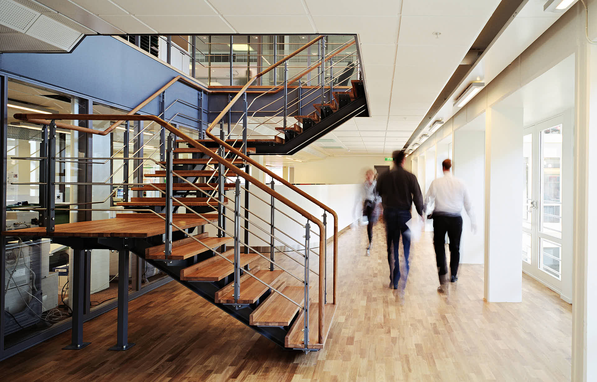 Green Cargos kontor i Solna Business Park, personal i rörelse går bredvid trappa. Foto av Martin Ekwall