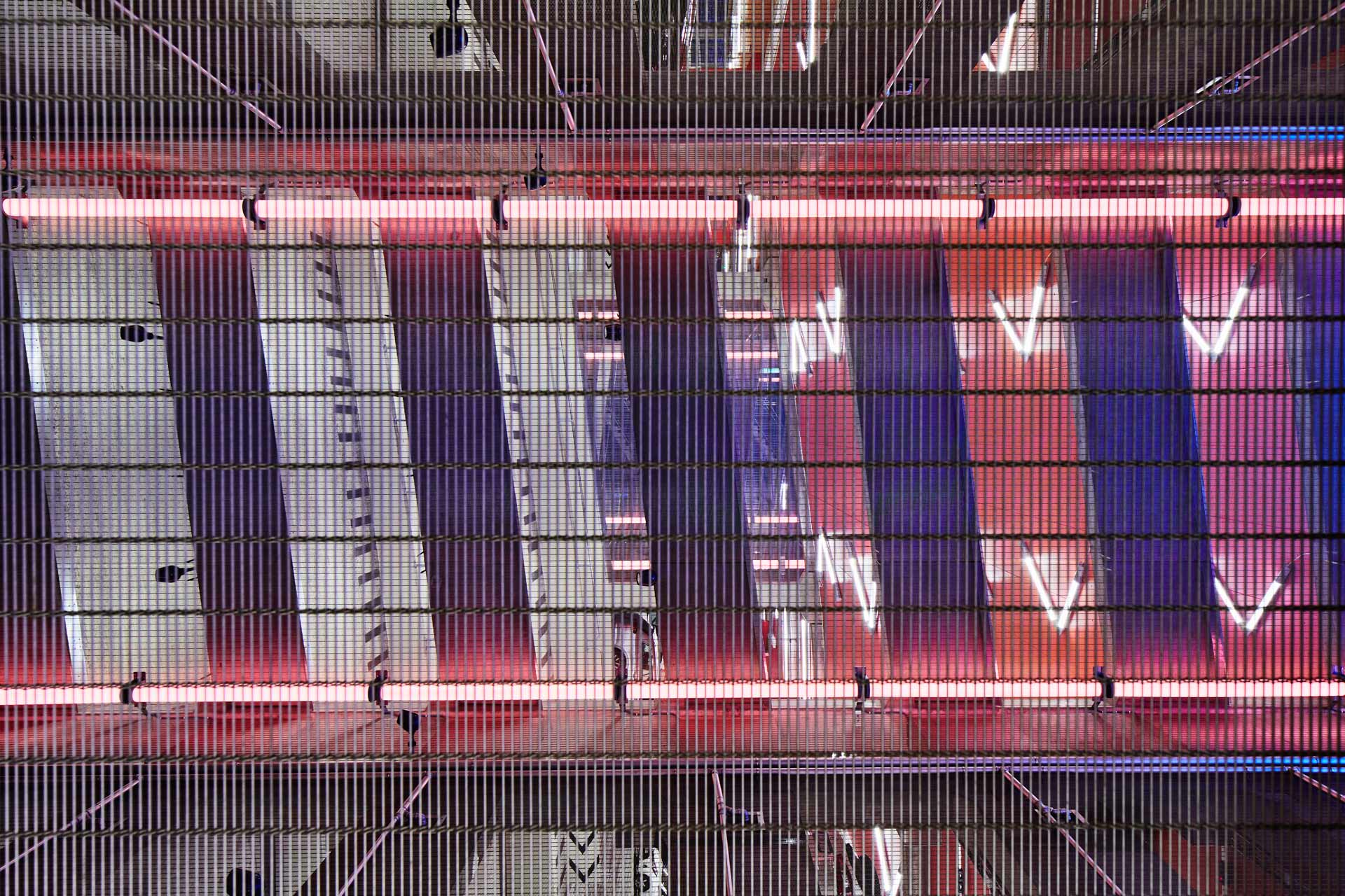 Parkeringshuset vid Mörby Centrum: detalj av ventilationsschakt med röda ledljusstavar i parkeringshuset. Byggprojektlett av In3prenör. Foto Martin Ekwall.