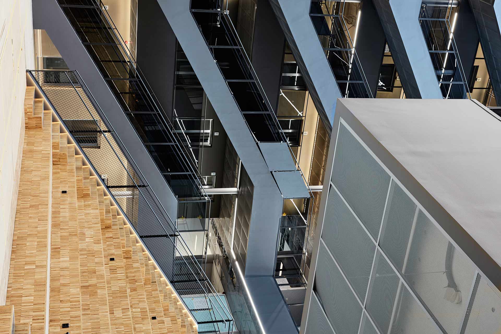 Trappor och planförbindelser i Tele2-husets ljusgård med moderna räcken och belysning, projektlett av In3prenör. Foto Martin Ekwall.