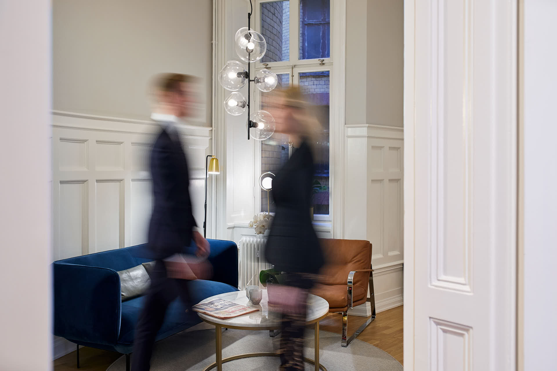 Hos ett investeringsbolaget  möts två personer i en korridor i Stockholm, rörelse, foto Martin Ekwall.