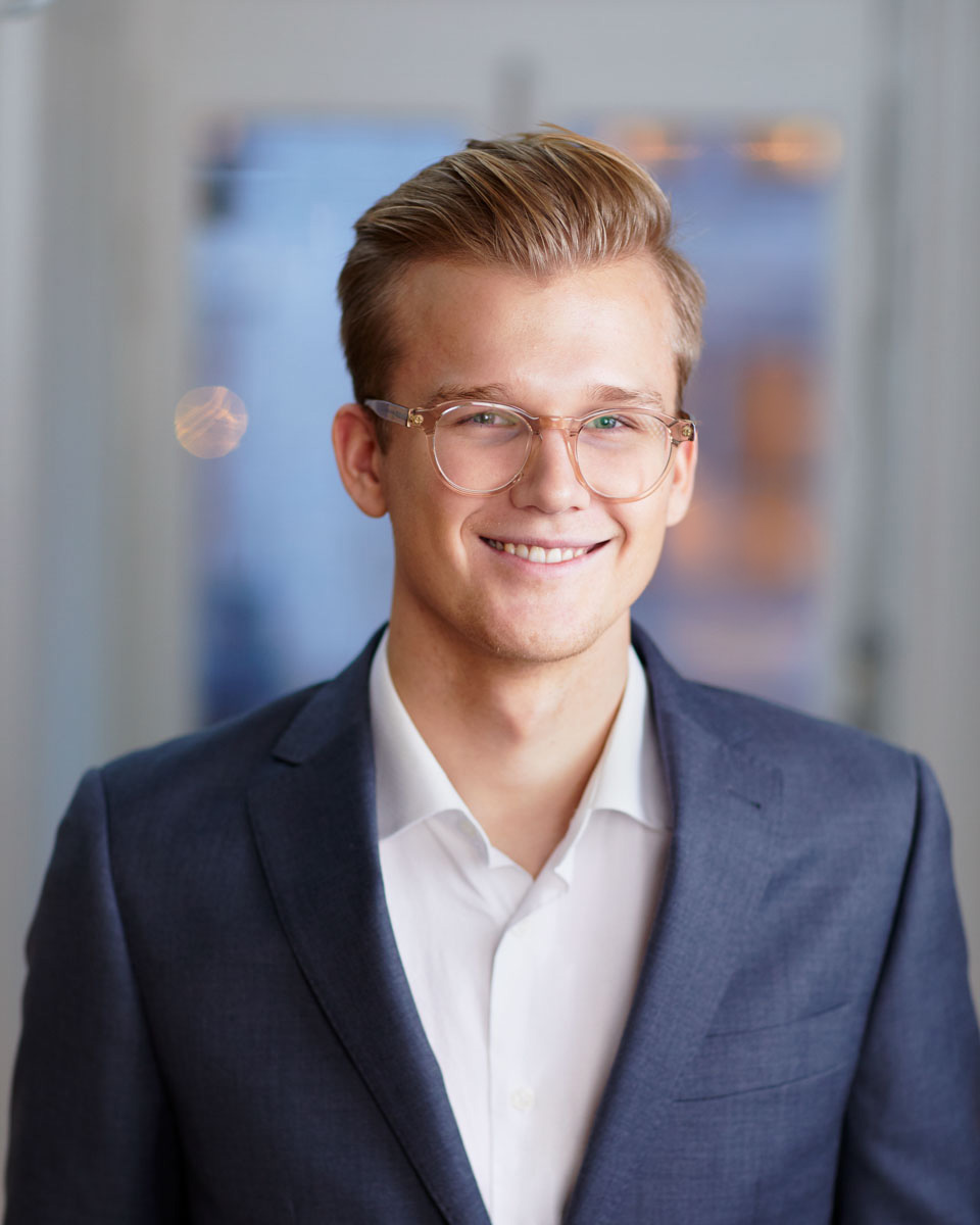 Investeringsbolag, porträtt av man i kvaj, klassiskt kontor i Stockholm, foto Martin Ekwall.