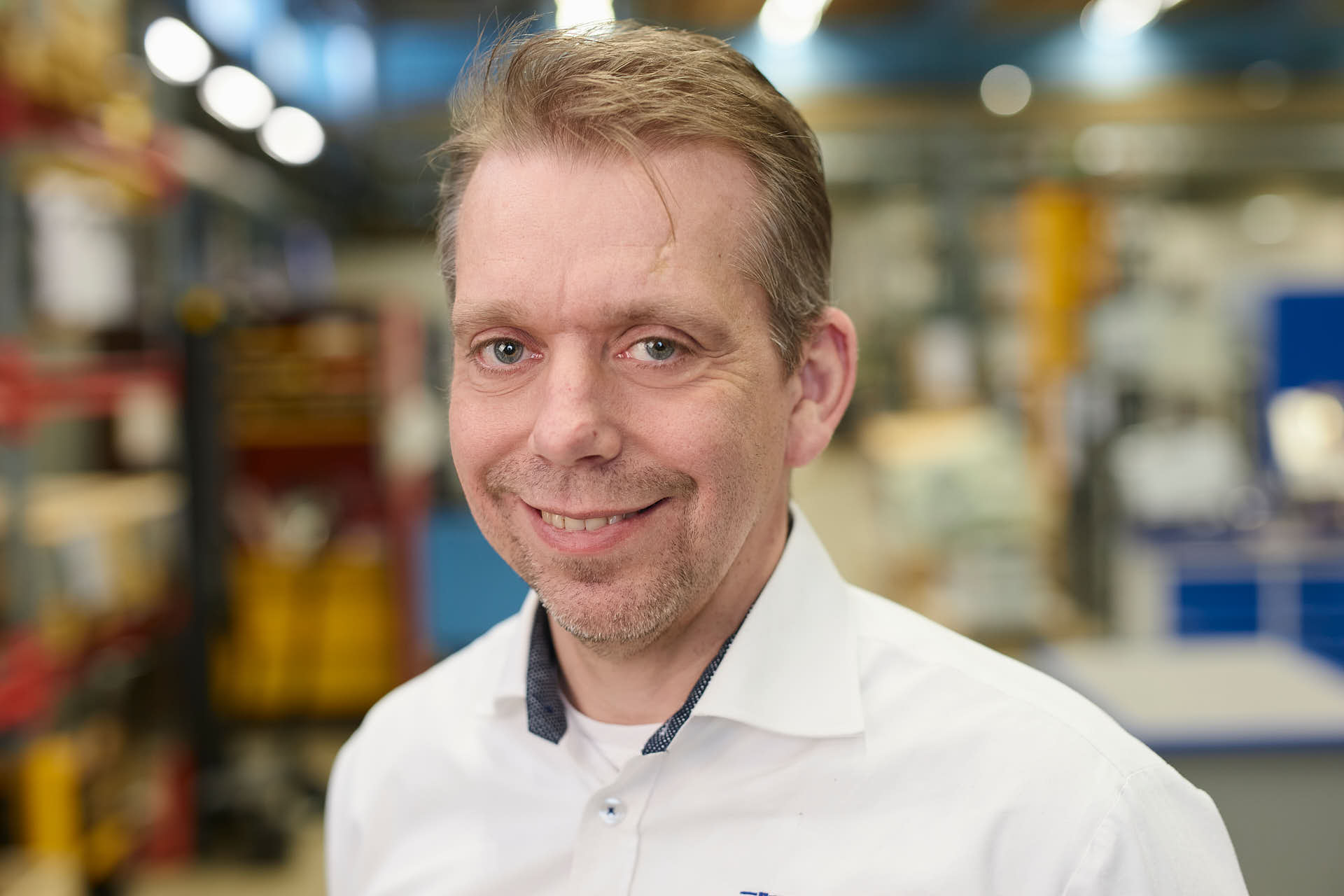 Kundcase för JJ-Gruppen tidningen ABUS Lyftet hos Rörick: VD Thomas Haugsnes i närbild i verkstadsmiljö, specialiserad på servomotorreparationer. Foto Martin Ekwall.