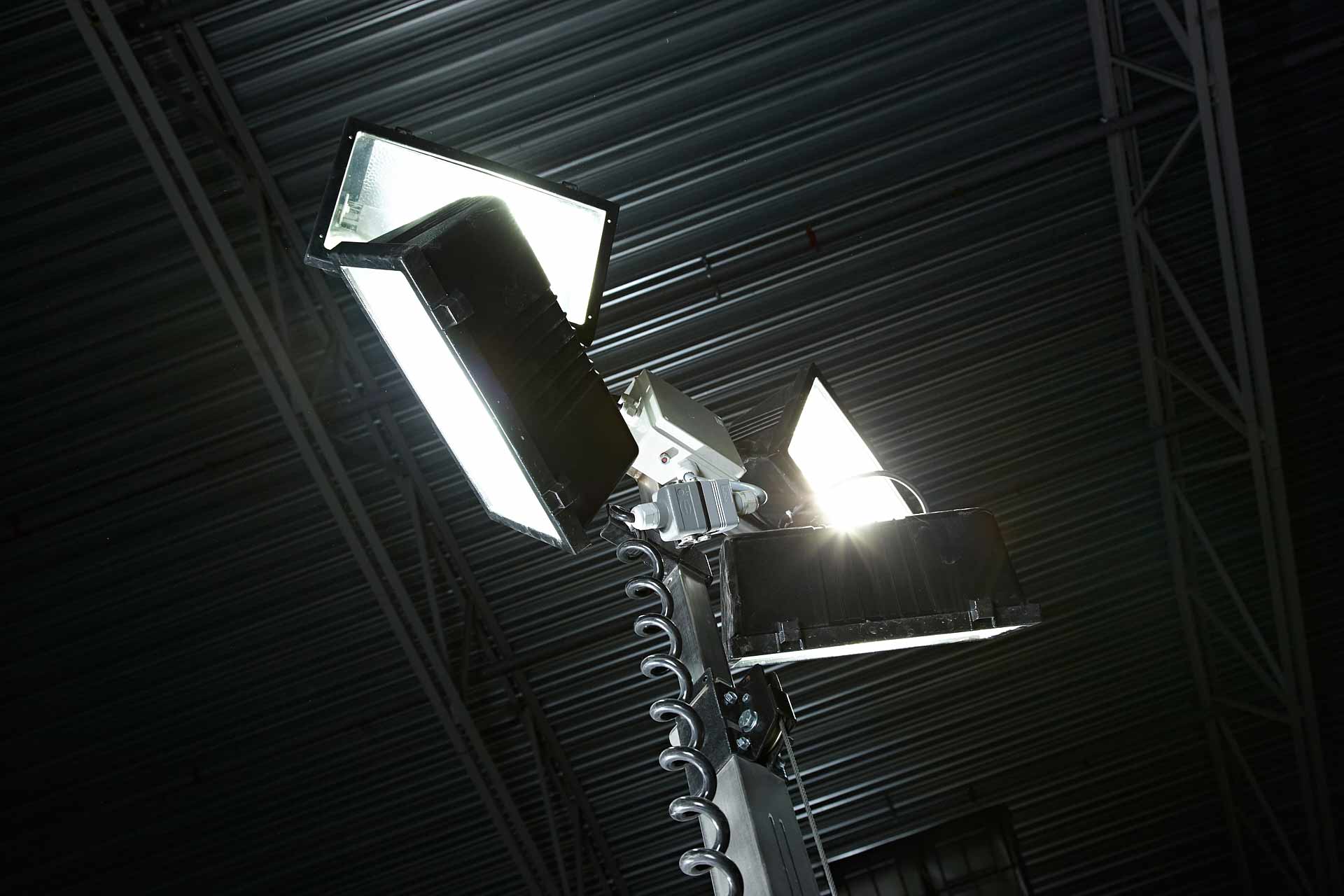 Detalj av flyttbar teleskopbelysning från Ramirent – kraftiga LED-lampor på uppfällbar mast. Foto Martin Ekwall.
