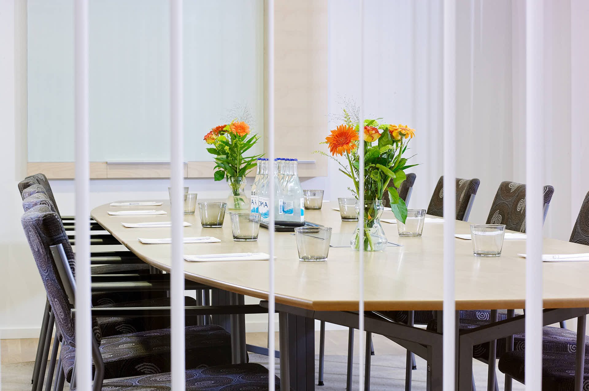 Vy genom lamellgardiner till ett konferensrum i Solna Business Centre, foto av Martin Ekwall