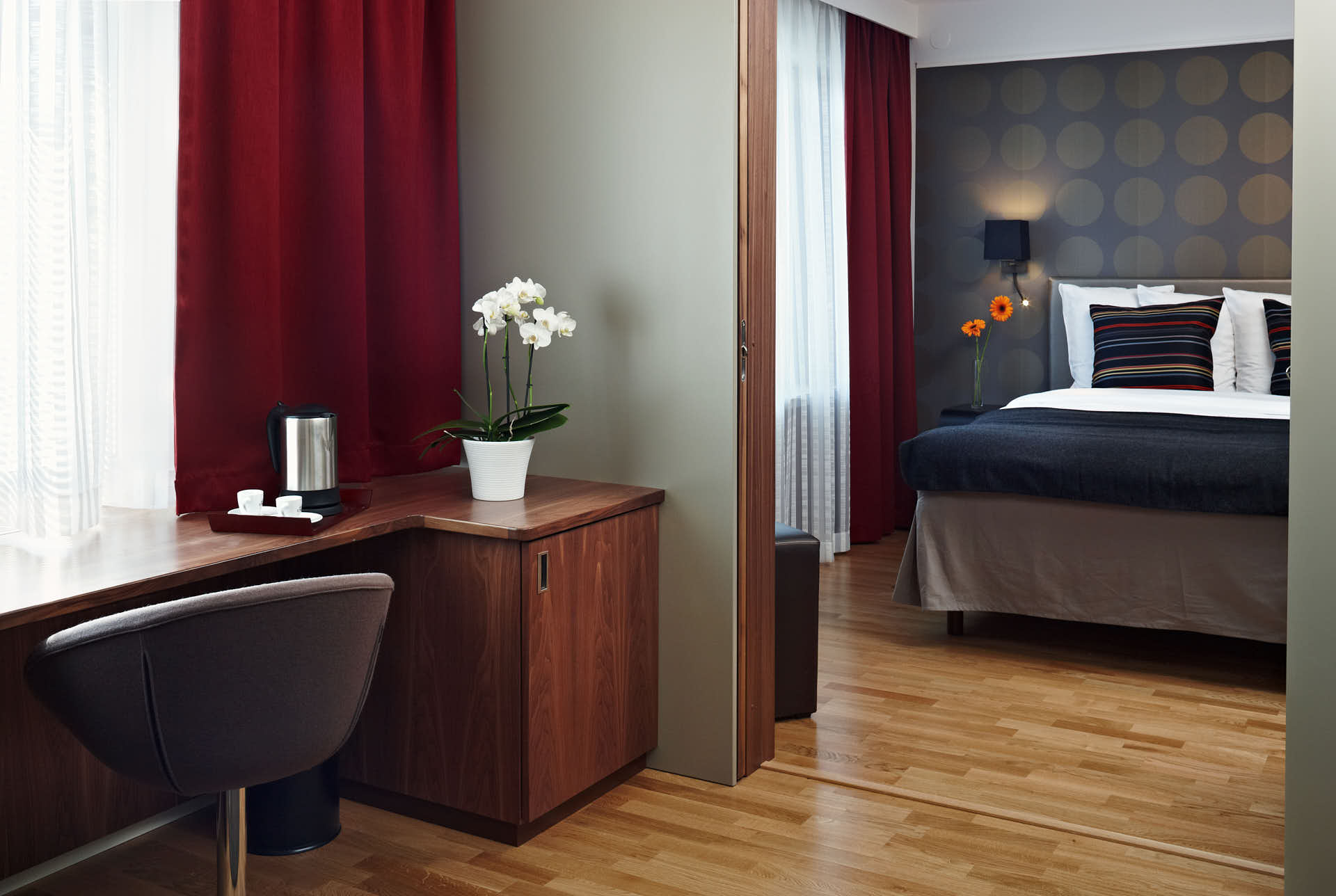 Solna Park Inn, hotellsvit i svart,brun och guldfärger. Vy från förmaket med skrivbord inmot sovrummet. Foto Martin Ekwall